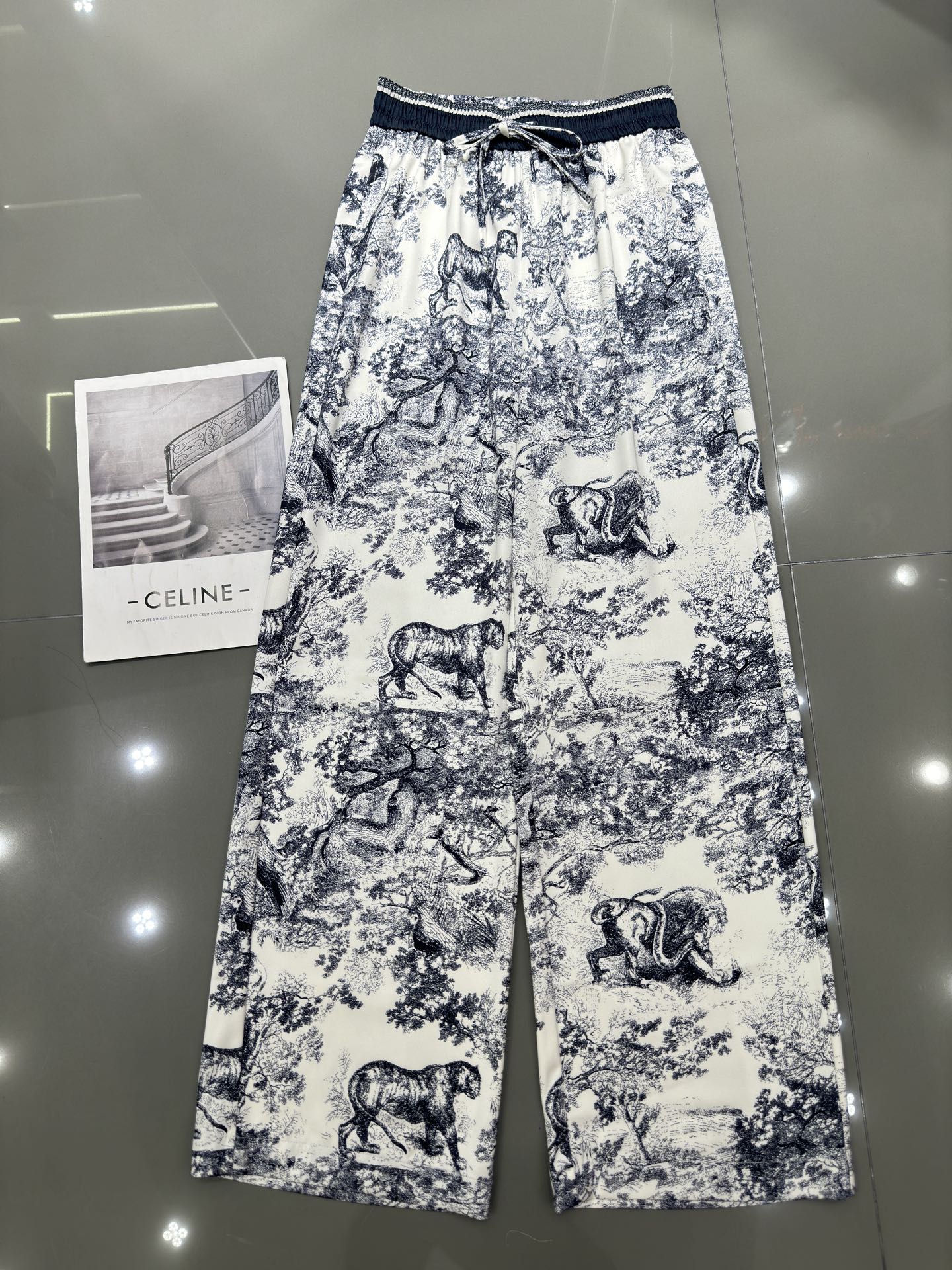 NO:328188,DIOR New tie-dye ice silk wide-leg pants, fabric has drape, soft texture, high-slim and strong inclusiveness, monochrome smlxl,,dior,dior,alexander wang19860909DIOR 迪奥 新款扎染冰丝阔腿裤 面料有垂感 质感柔软 显高显瘦包容性强 单色 smlxl,,dior,dior,alexander wang,Women's clothing
