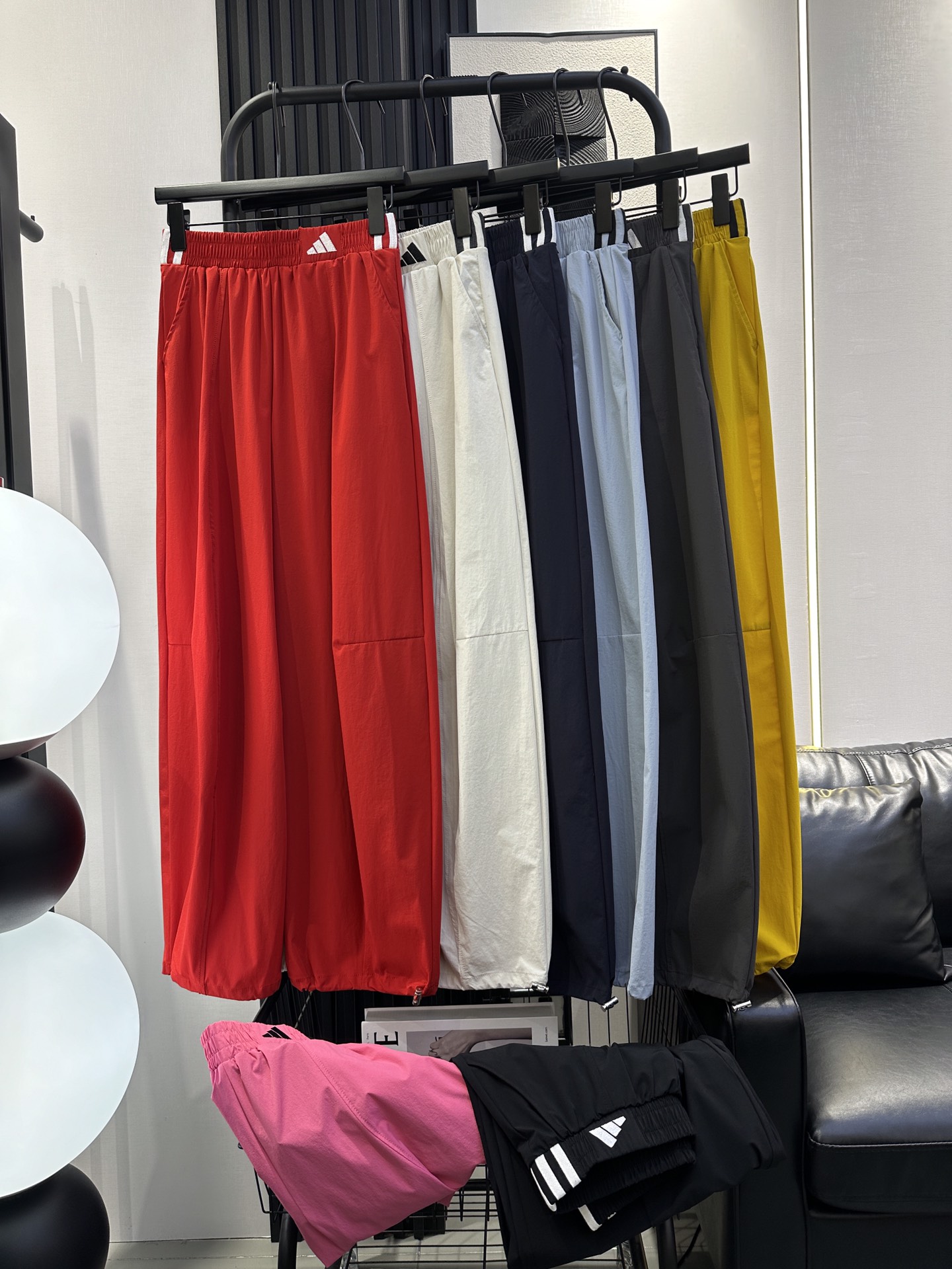 NO:331790,BALENCIAGA New waist logo embroidered casual pants Customized quick-drying sports fabric Adjustable trousers with two-piece legs Mid-high waist paired with short tops Absolutely necessary items in summer Fashion and age reduction Many colors 8 colors smlxl,,balenciaga,balenciaga,alexander wang19860909BALENCIAGA 巴黎世家 新款腰logo刺绣拼条休闲裤 定制速干运动面料 裤脚可调节两穿 中高腰搭配小短款上衣 绝绝子 夏日必备单品 时尚减龄 颜色多多 8色 smlxl,,balenciaga,balenciaga,alexander wang,Women's clothing