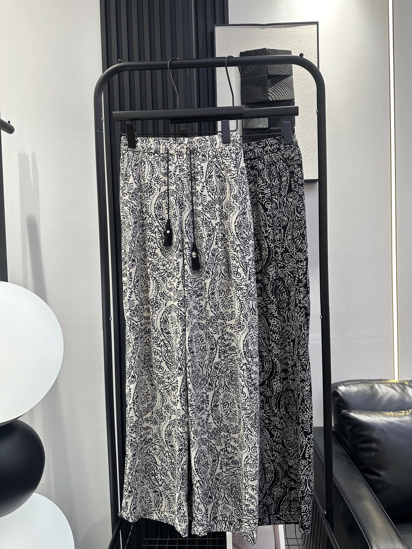 NO:333142,YSL Saint Laurent's new conch whisker strap wide-leg pants, breathable and thin fabric, retro, old, money style, excellent style, slim and temperament, two colors smlxl,,saint laurent,saint laurent,alexander wang19860909YSL圣罗兰新款海螺毛须绑带阔腿裤 面料透气轻薄 复古老钱风风格上身绝绝子 版型超好 显瘦气质款 两色 smlxl,,saint laurent,saint laurent,alexander wang,Women's clothing