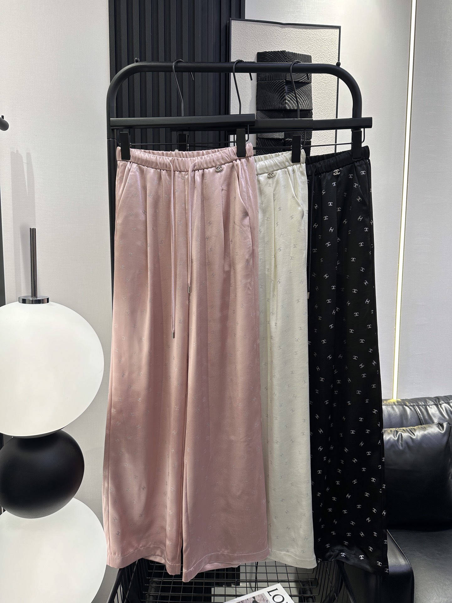 NO:333989,CHANEL Xiaoxiang - New summer new style of thin-glitter wide-leg pants in summer must-have Customized small fragrance buttons Big brand full of high-end feel, upper body slim three-color smlxl, chanel, alexander wang19860909CHANEL 小香-新款夏季新款醋酸细闪阔腿裤 夏季必备 定制小香扣 大牌高级感满满 版型上身显瘦 三色 smlxl,,chanel,alexander wang,Women's clothing
