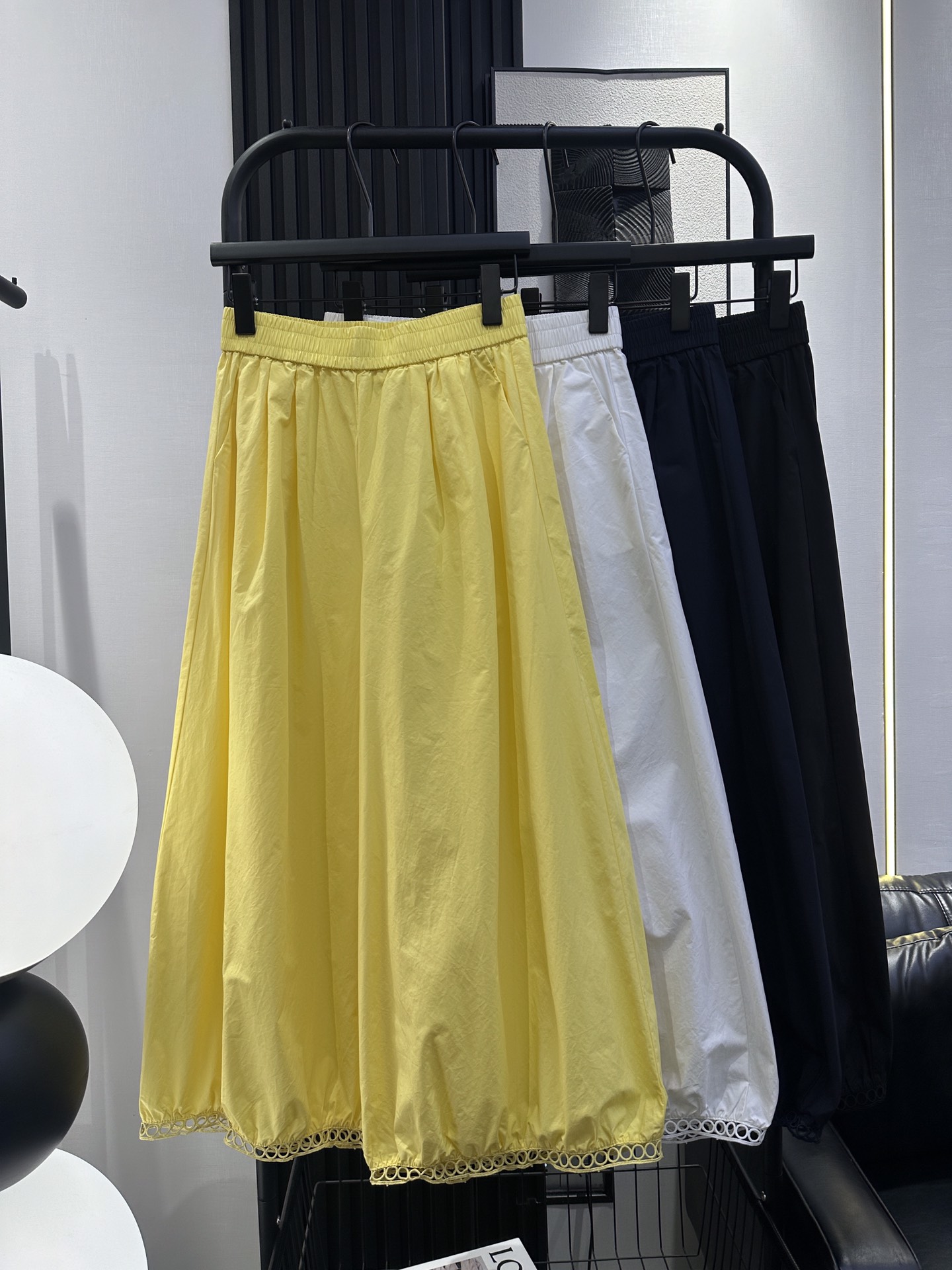 NO:335549,MM6-New summer thin nine-point bloomers, hollow round lace design, fabric soft and comfortable, elastic waist design, cover flesh and make it look slimming, and the style is absolutely unique. Four-color smlxl,,masion margiela,alexander wang19860909MM6-新款夏季薄料九分灯笼裤 裤脚镂空圆花边设计 面料柔软舒适 松紧腰设计 遮肉显瘦 版型绝绝子 四色 smlxl,,masion margiela,alexander wang,Women's clothing