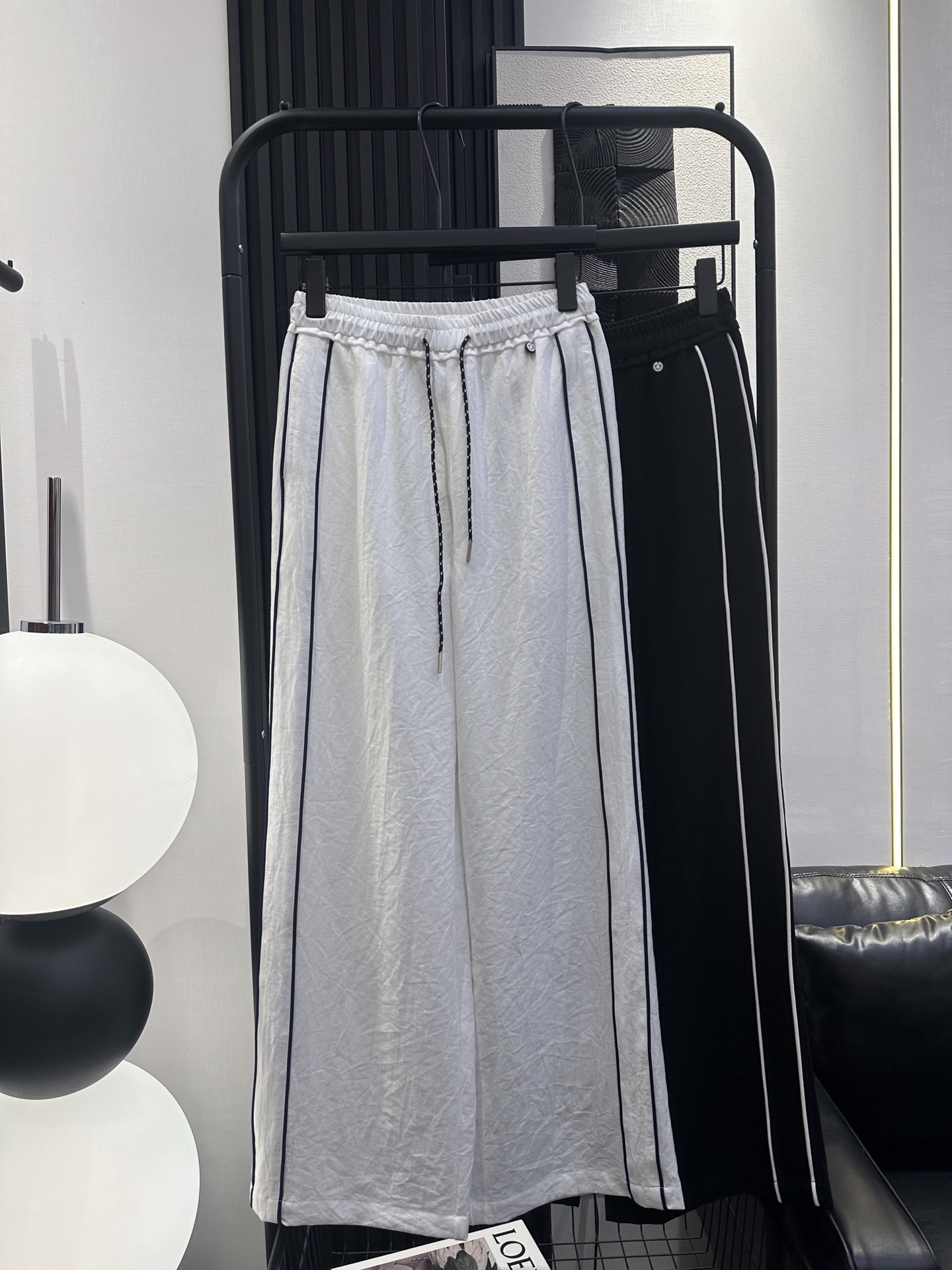 NO:335547,AS-New round brand smiling wide-leg pants side splicing can better modify the leg shape, casual, comfortable and versatile, very good-looking, slightly loose, slim upper body, two-color smlxl,,alexander wang19860909AS-新款圆牌笑脸阔腿裤侧边拼条更能修饰腿型 休闲又舒适百搭 颜色非常好看 版型微宽松 上身显瘦 两色 smlxl,,alexander wang,Women's clothing