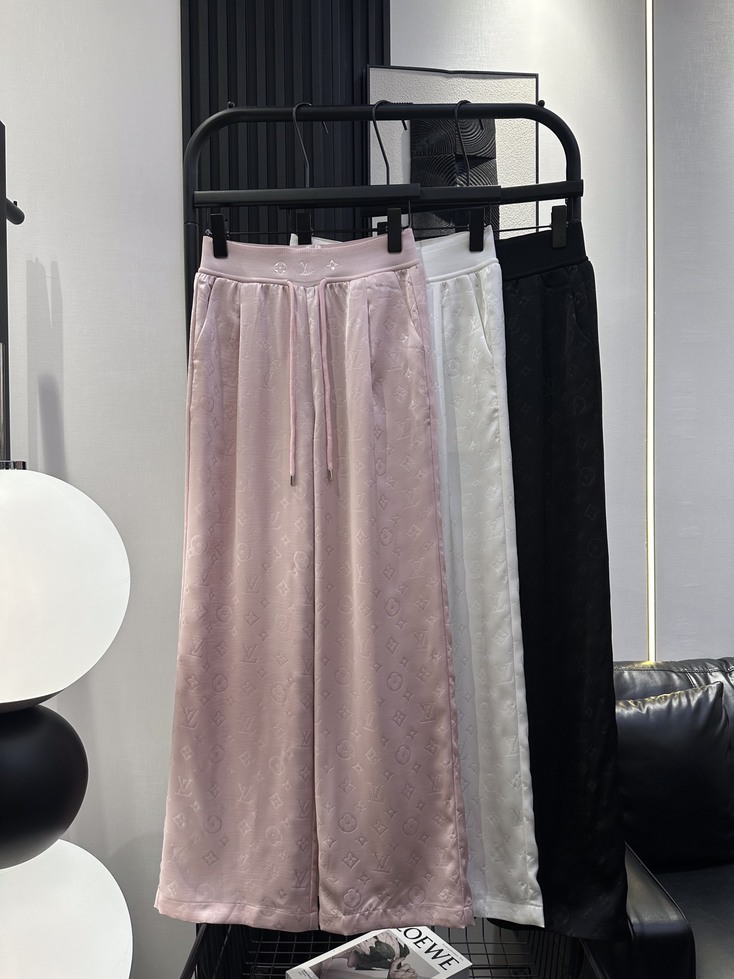 NO:409872,LV summer new LOGO dark pattern jacquard wide-leg pants custom fabric full of drooping, good quality, super high cost performance, super positive style, slim and versatile three-color smlxl,,louis vuitton,alexander wang19860909LV 夏季新款LOGO 暗纹提花阔腿裤 定制面料 垂感十足 品质好 性价比超高版型超正 显瘦百搭 三色 smlxl,,louis vuitton,alexander wang,Women's clothing