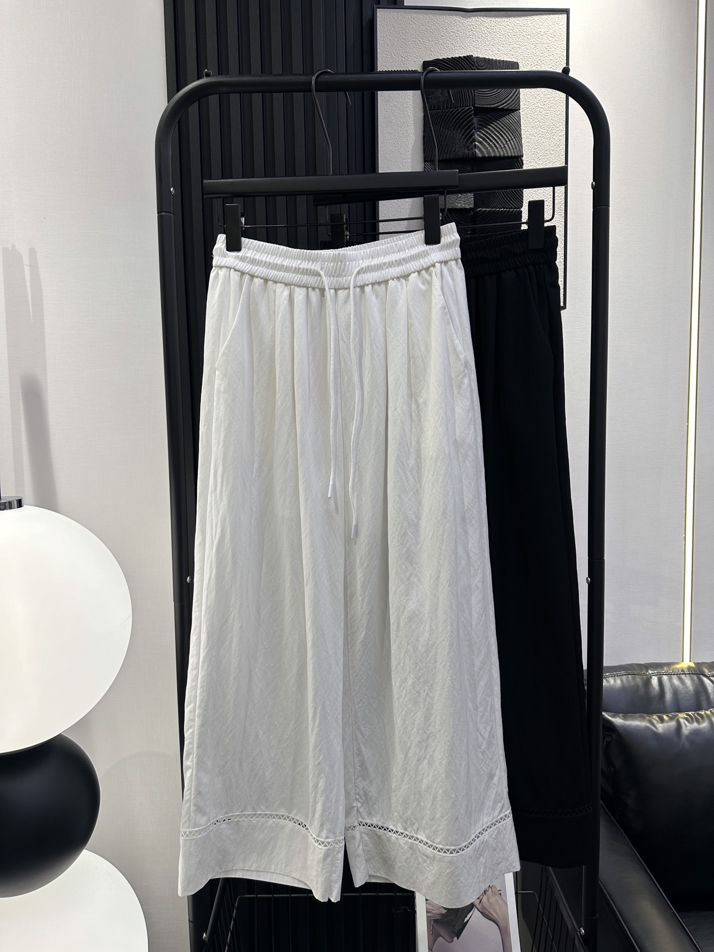 NO:413554,Miumiu - New style of pants with hollow lace trousers, popular elements this year, cotton fabric is breathable and comfortable, slim and beautiful upper body, two colors smlxl,,miumiu,alexander wang19860909miumiu-新款裤脚镂空拼接花边九分裤 今年流行元素 棉布料透气舒适 版型显瘦上身好看 两色 smlxl,,miumiu,alexander wang,Women's clothing