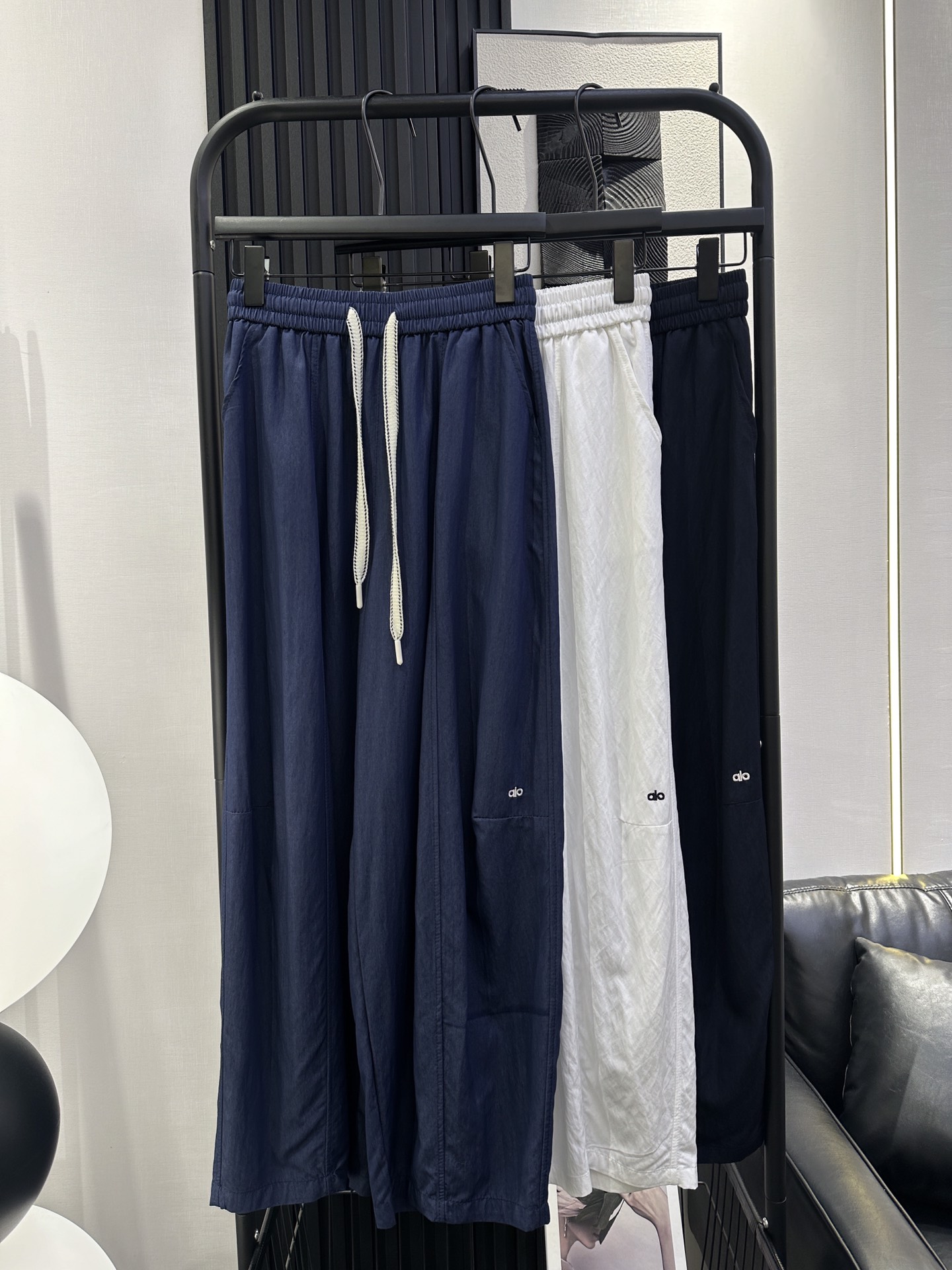 NO:422546,alo-New style simple nine-point casual pants side embroidered logo, bright thread edge straps, Tianshi cotton fabric, good texture, versatile and slim, strong inclusive three-color smlxl,,alexander wang19860909alo-新款 简约版九分休闲裤 侧刺绣logo 明线纹边绑带 天丝棉布料 质感好 百搭显瘦 包容性强 三色 smlxl,,alexander wang,Women's clothing