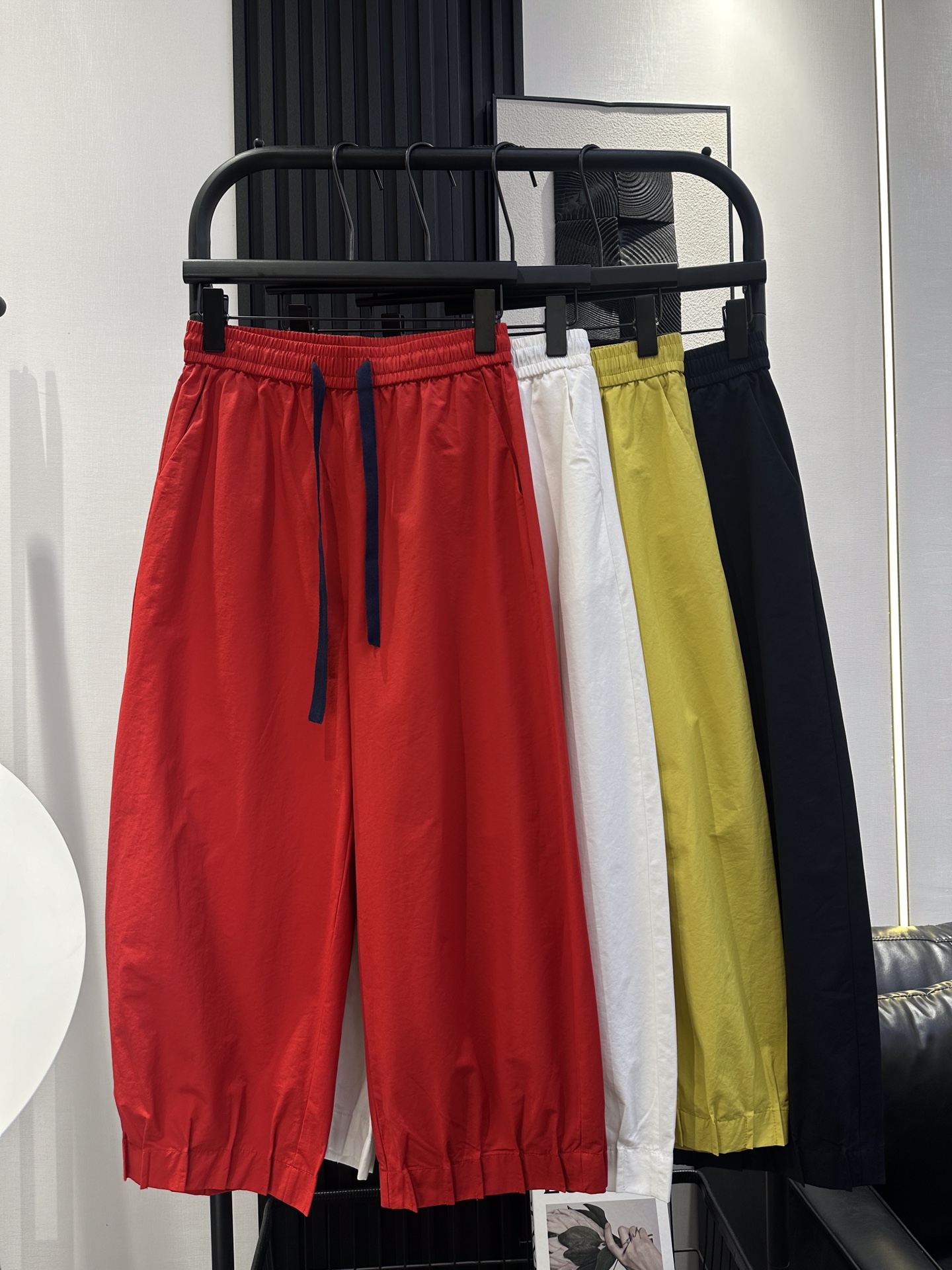 NO:416491,MM6-New minimalist style design elastic waist bloomers trousers pleated legs design High-quality fabric breathable and soft, lazy and slim four-color smlxl,,masion margiela,alexander wang19860909MM6-新款极简风设计感松紧腰灯笼裤 裤脚褶皱设计 高品质面料透气柔软 慵懒显瘦 四色 smlxl,,masion margiela,alexander wang,Women's clothing