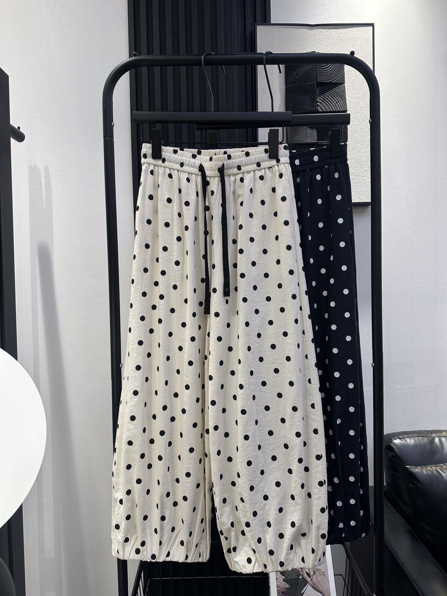 NO:416503,Miumiu - New style polka dot drawstring elastic waist harem pants, high waist lazy style, good-looking and slimming upper body, breathable and comfortable fabric, closed eyes, two colors smlxl,,miumiu,alexander wang19860909miumiu-新款 波点抽绳松紧腰哈伦裤 高腰慵懒风 上身好看显瘦 面料透气舒适 闭眼入 两色 smlxl,,miumiu,alexander wang,Women's clothing