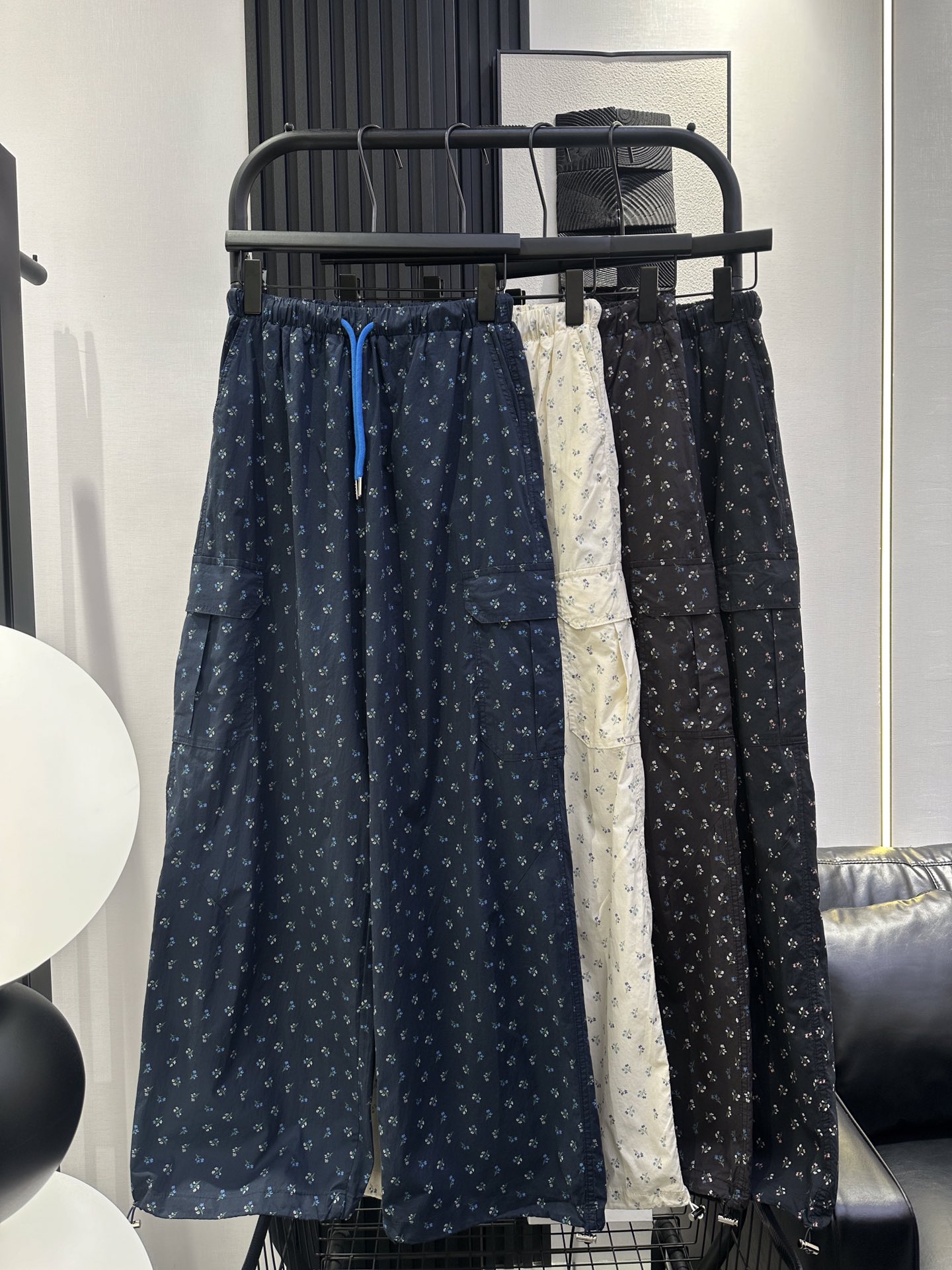 NO:418583,Miumiu-New style small floral work pants Cotton fabric is ultra-thin breathable and comfortable Lazy style drawstring side pocket floral pleated design Upper body is absolutely brilliant Four-color smlxl, Miumiu, alexander wang19860909miumiu-新款 小碎花工装裤 棉布料超薄透气舒适 慵懒风抽绳侧口袋碎花褶皱设计 上身绝绝子 四色 smlxl,,miumiu,alexander wang,Women's clothing