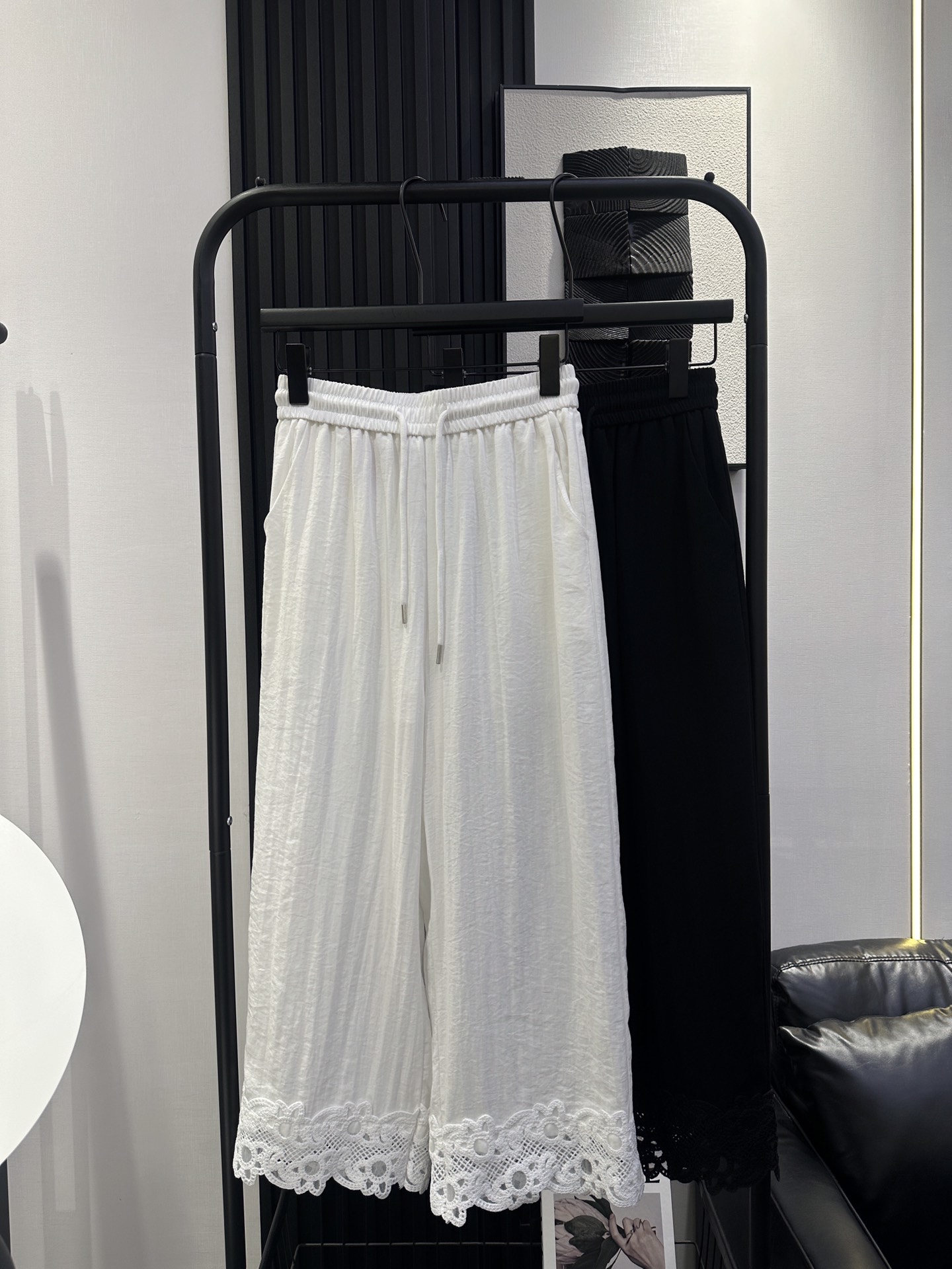 NO:418574,miumiu - New elastic waist nine-point straight pants, lace lace on the trouser legs, full of high-end feeling on the upper body, elegant temperament, breathable and soft fabric, two colors smlxl,,miumiu,alexander wang19860909miumiu-新款松紧腰九分直筒裤 裤脚拼接蕾丝花边 上身满满的高级感 气质高雅 面料透气柔软 两色 smlxl,,miumiu,alexander wang,Women's clothing