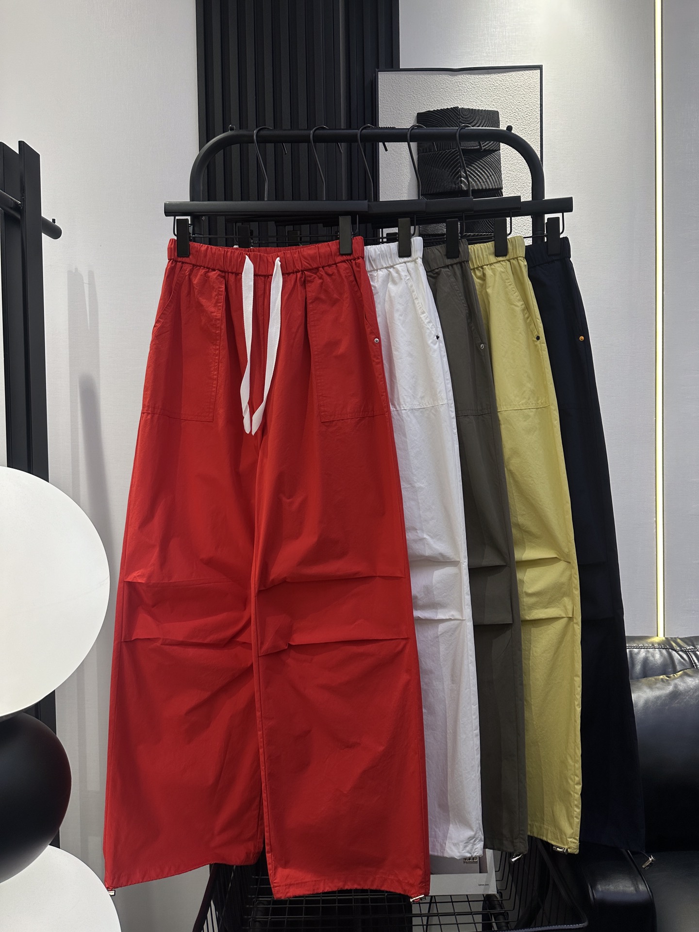 NO:418566,Balenciaga new style right rear pocket label casual pants American hottie pleated large pocket design sense work pants retro loose floor wide-leg pants five-color smlxl,,balenciaga,alexander wang19860909巴黎世家 新款 右后口袋贴标休闲裤 美式辣妹褶皱大口袋设计感 工装裤 复古宽松拖地阔腿裤 五色 smlxl,,balenciaga,alexander wang,Women's clothing