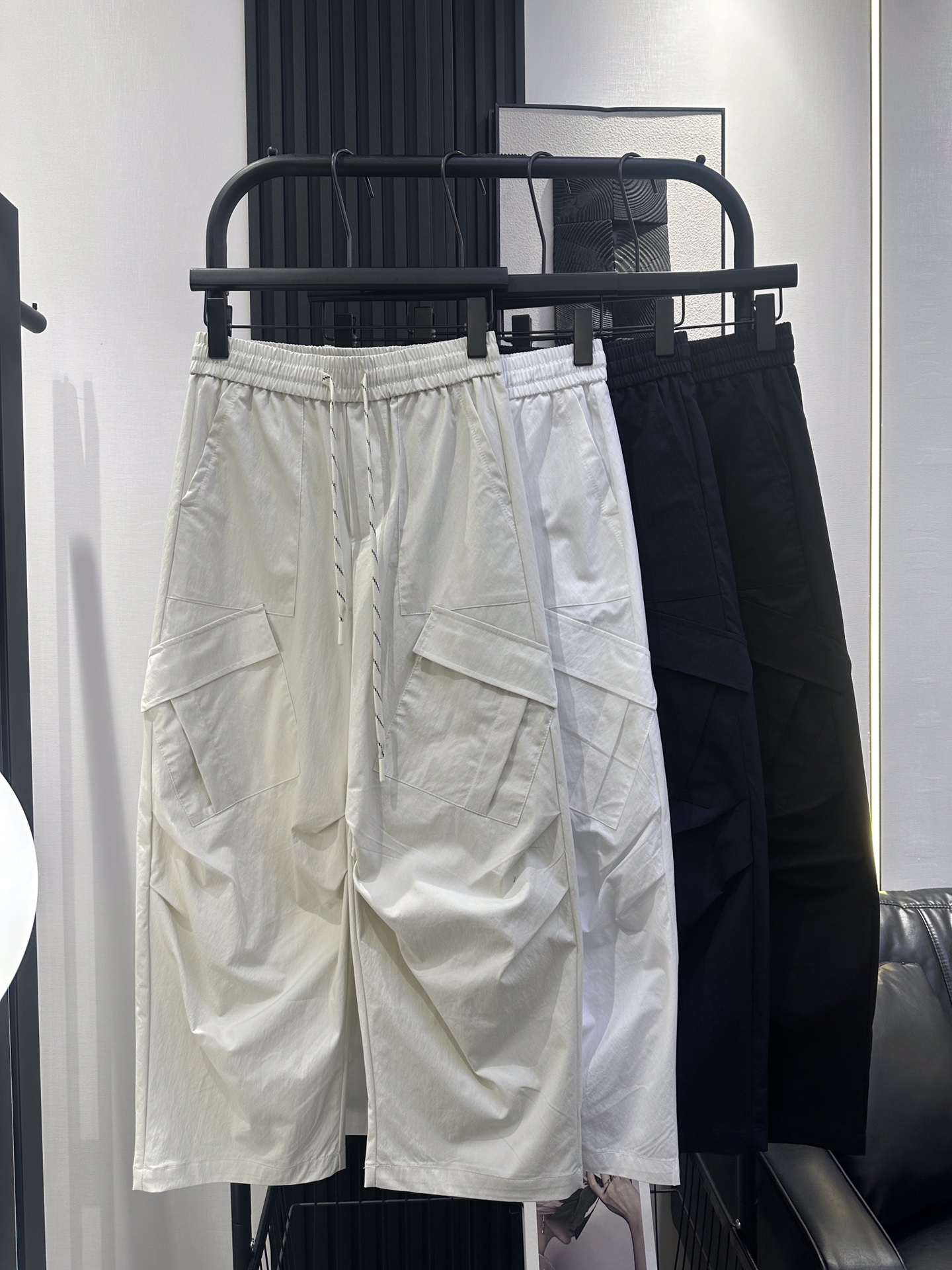 NO:422526,BALENCIAGA New workwear nine-point pants come with contrasting color straps. The color combination is super good, full of summer atmosphere. The fabric is thin, comfortable and breathable. The four-color must-have for fashionable, cool, age-reducing. smlxl, balenciaga, balenciaga, alexander wang19860909BALENCIAGA 巴黎世家 新款工装九分裤来咯撞色绑带 颜色搭配超好看 满满得夏季氛围感 面料薄薄滴 舒适透气 时尚潮酷减龄必备四色 smlxl,,balenciaga,balenciaga,alexander wang,Women's clothing