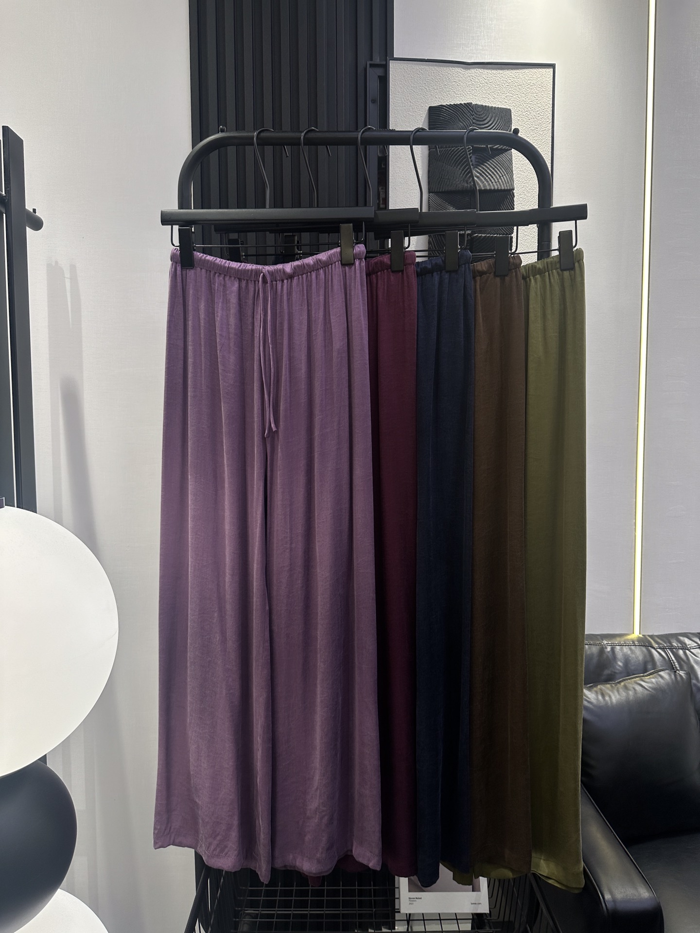 NO:422503,YSL Saint Laurent Clean Edition Ultra-thin Copper-Amini silk casual pants The upper body is super good-looking, the high-luxury gloss and quality is invincible, the color is super good-looking, and the draping feel is recommended. Five-color smlxl,,saint laurent,saint laurent,alexander wang19860909YSL圣罗兰净版超薄料铜氨丝休闲裤 版型上身超好看 高奢光泽质量无敌 颜色超级好看 有垂感 推荐 五色 smlxl,,saint laurent,saint laurent,alexander wang,Women's clothing