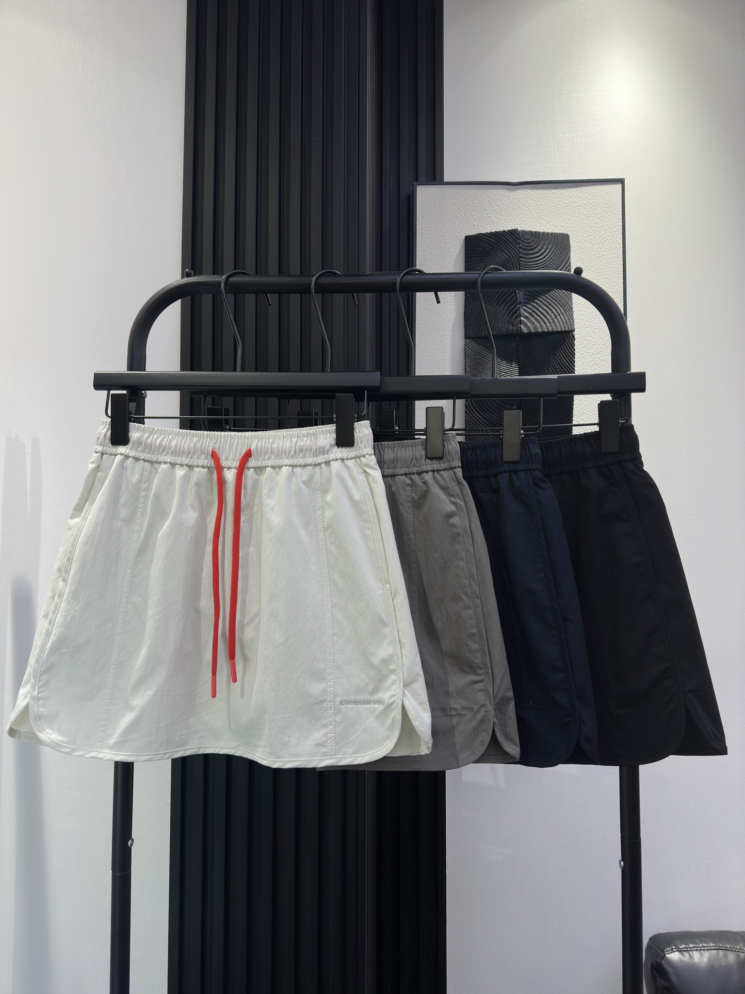 NO:424182,Alexander wang New fashionable short skirt with letter logo in the lower left corner. The upper body looks very slim. Fashionable and fashionable. Four-color smlxl,,alexander wang,skirts,alexander wang19860909Alexander wang 大王 新款洋气短裙 左下角字母logo 上身非常显瘦 时尚洋气款 四色 smlxl,,alexander wang,skirts,alexander wang,Women's clothing