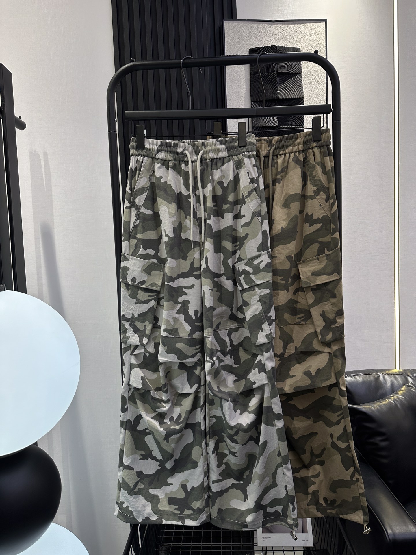 NO:424160,BALENCIAGA New style of work pants come to classic camouflage color. If you want a long floor-smoothing feel, please enter it. It satisfies long legs and is casual and versatile. It is a perfect two-color smlxl,,balenciaga,balenciaga,alexander wang19860909BALENCIAGA 巴黎世家 新款工装裤来咯经典迷彩色系 想要长款拖地感就入它 满足大长腿休闲百搭妥妥滴两色 smlxl,,balenciaga,balenciaga,alexander wang,Women's clothing