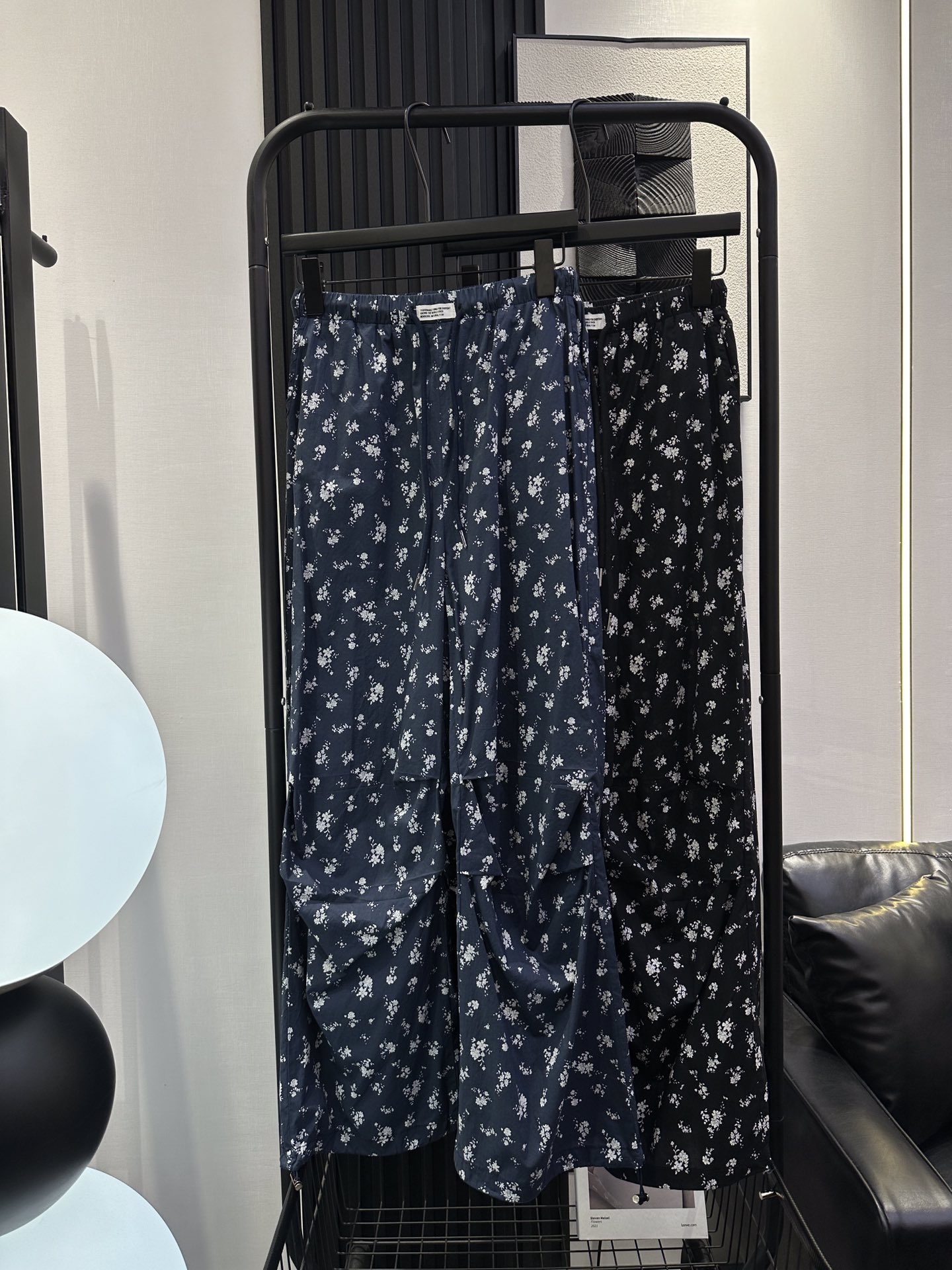NO:424148,QOY-New cotton fabric floral casual pants, front mid-letter design, good upper body style, super comfortable and thin fabric Recommended Two-color smlxl,,alexander wang19860909QOY-新款棉布料碎花休闲裤 前中字母标设计 上身版型效果好 面料超舒服薄薄滴 推荐 两色 smlxl,,alexander wang,Women's clothing