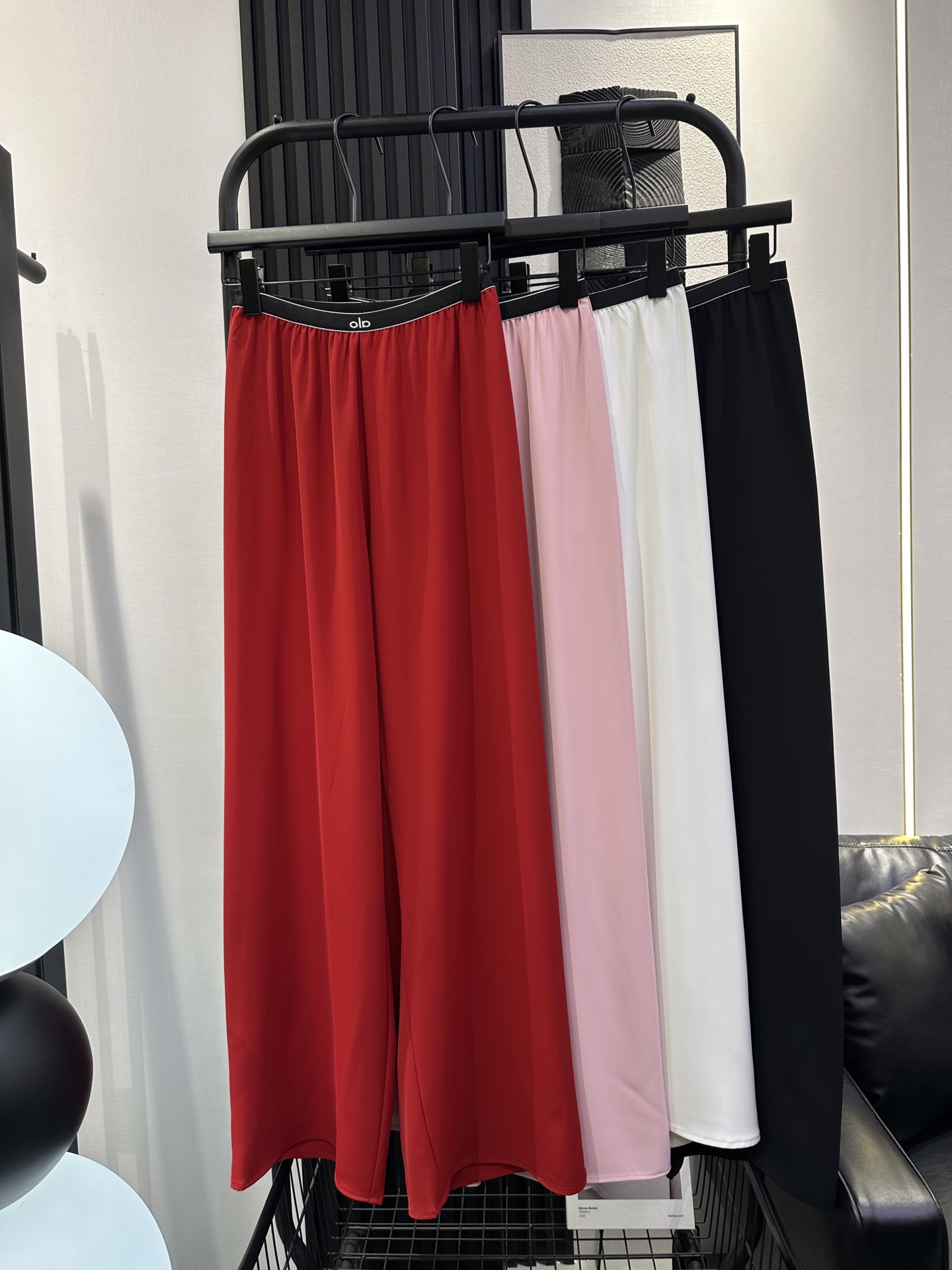 NO:424134,alo-New ice silk thin wide-leg pants, thin rubber waist fabric has drooping, good color, super slim upper body, strong inclusive Four-color smlxl,,alexander wang19860909alo-新款冰丝薄款阔腿裤 细橡筋腰面料有垂感 颜色好看 上身超显瘦 包容性强 四色 smlxl,,alexander wang,Women's clothing
