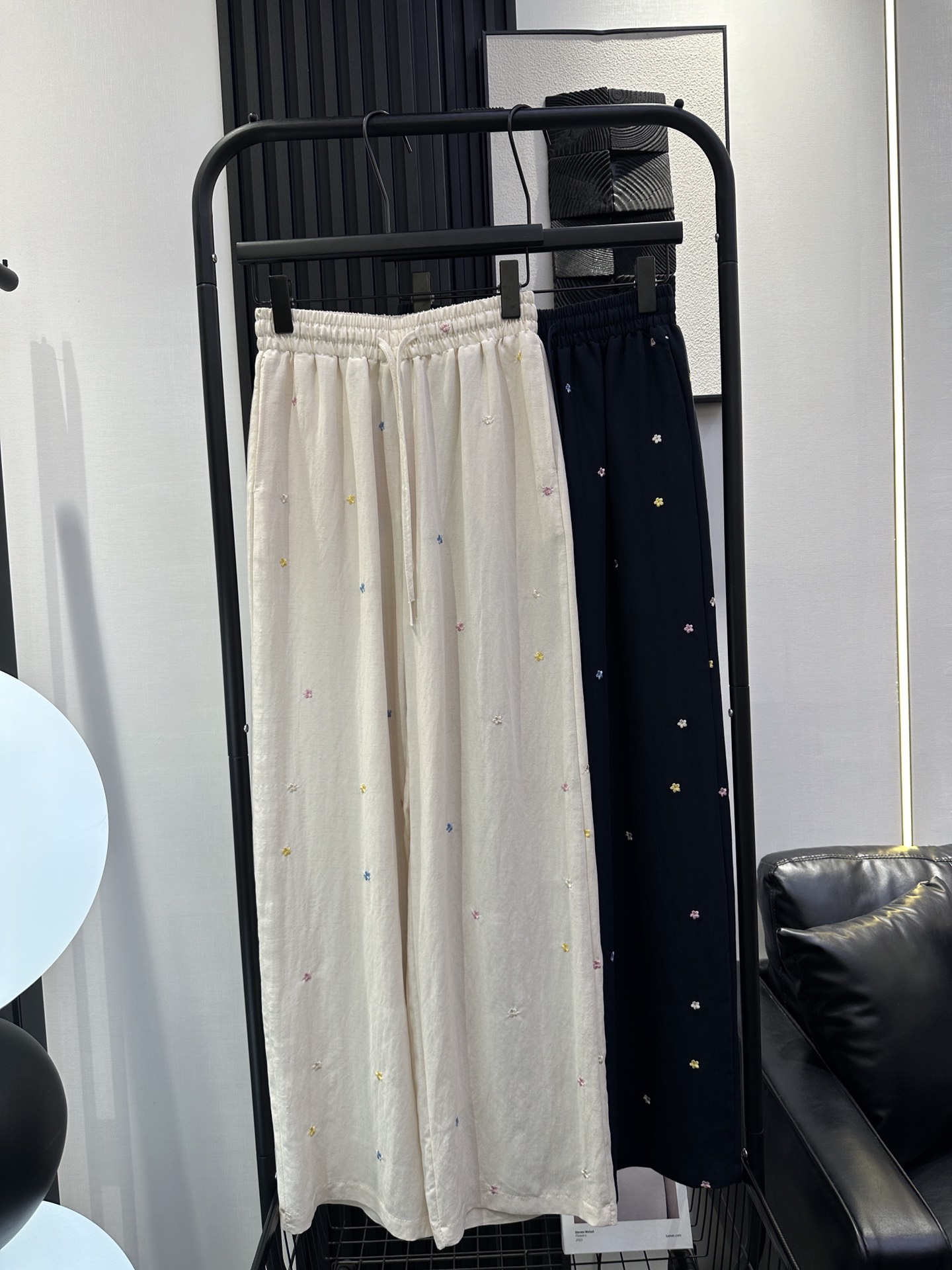 NO:424124,miumiu - New style of Tencel thread-lined wide-leg pants, heavy industry embroidered colorful flowers, the fabric is super comfortable on the upper body, the style is pretty and beautiful, full of high-end feeling, two colors smlxl,,miumiu,alexander wang19860909miumiu-新款天丝麻料阔腿裤 重工刺绣彩色花朵 面料上身超舒服 版型正又好看 满满的高级感 两色 smlxl,,miumiu,alexander wang,Women's clothing