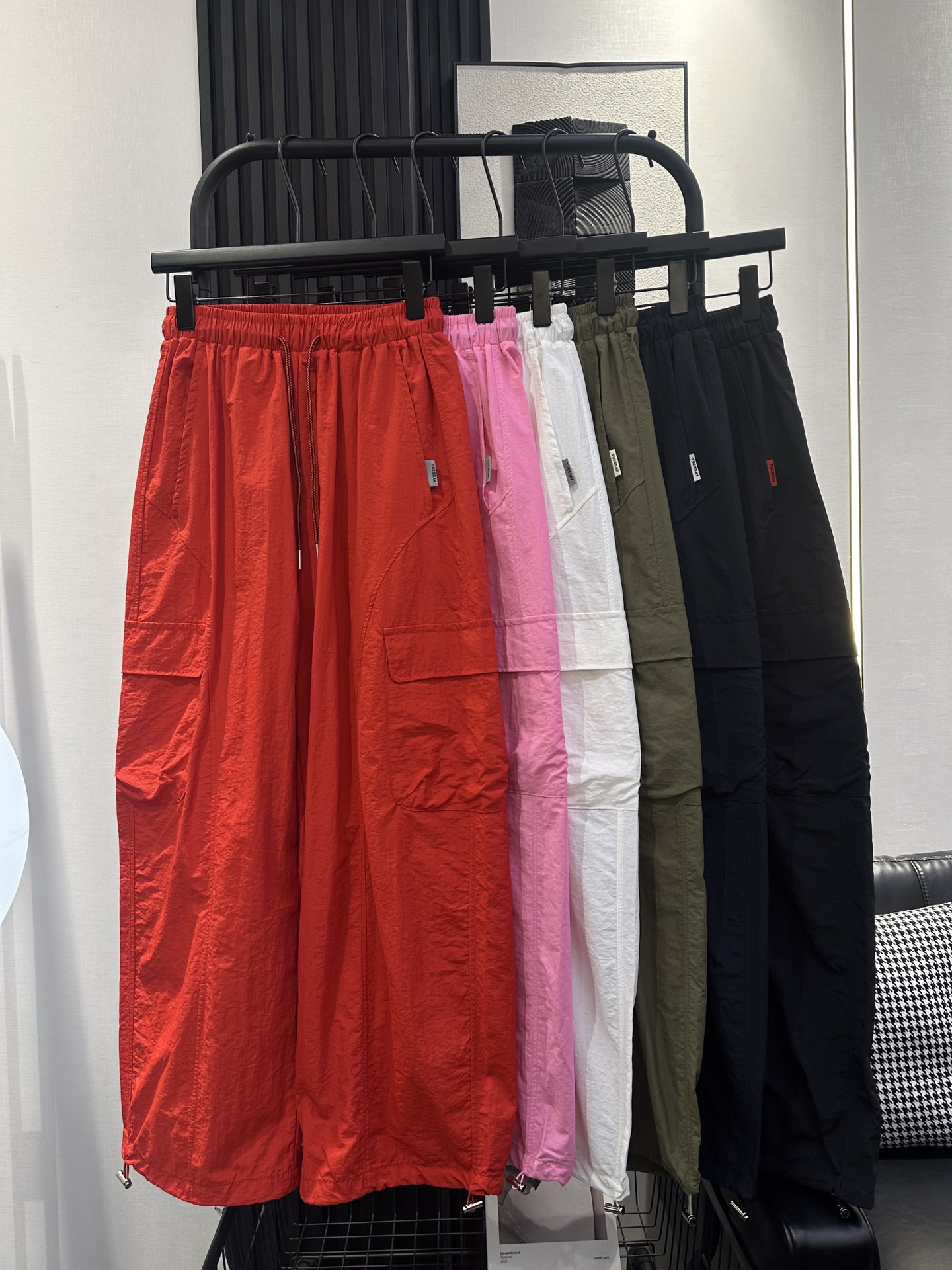 NO:417422,BALENCIAGA New summer versatile slim casual pants Customized quick-drying sports fabric Adjustable trousers with two-piece legs Mid-high waist paired with short tops Absolutely necessary items in summer Fashion and age reduction Many colors 6 colors smlxl,,balenciaga,balenciaga,alexander wang19860909BALENCIAGA 巴黎世家 新款夏季百搭显瘦休闲裤 定制速干运动面料 裤脚可调节两穿 中高腰搭配小短款上衣 绝绝子 夏日必备单品 时尚减龄 颜色多多 6色 smlxl,,balenciaga,balenciaga,alexander wang,Women's clothing