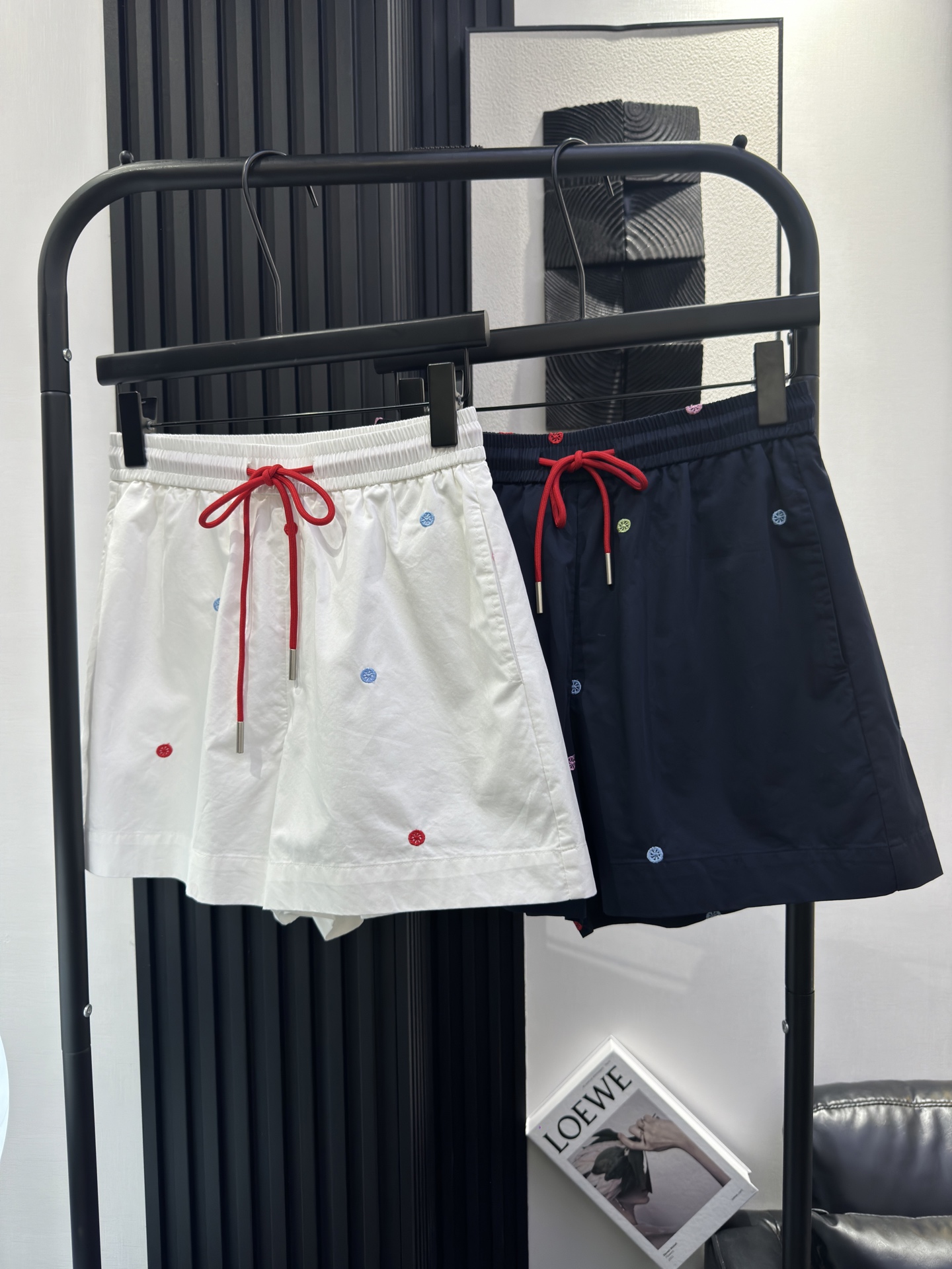 NO:422051,MM6-New heavy industry embroidered small circle shorts, soft fabric, stylish upper body, good-looking and versatile, very slim, elastic waist, strong inclusiveness, two colors smlxl,,masion margiela, shorts,alexander wang19860909MM6-新款重工刺绣小圆圈短裤 面料柔软 上身有型 好看百搭非常显瘦 松紧腰包容性强 两色 smlxl,,masion margiela,shorts,alexander wang,Women's clothing