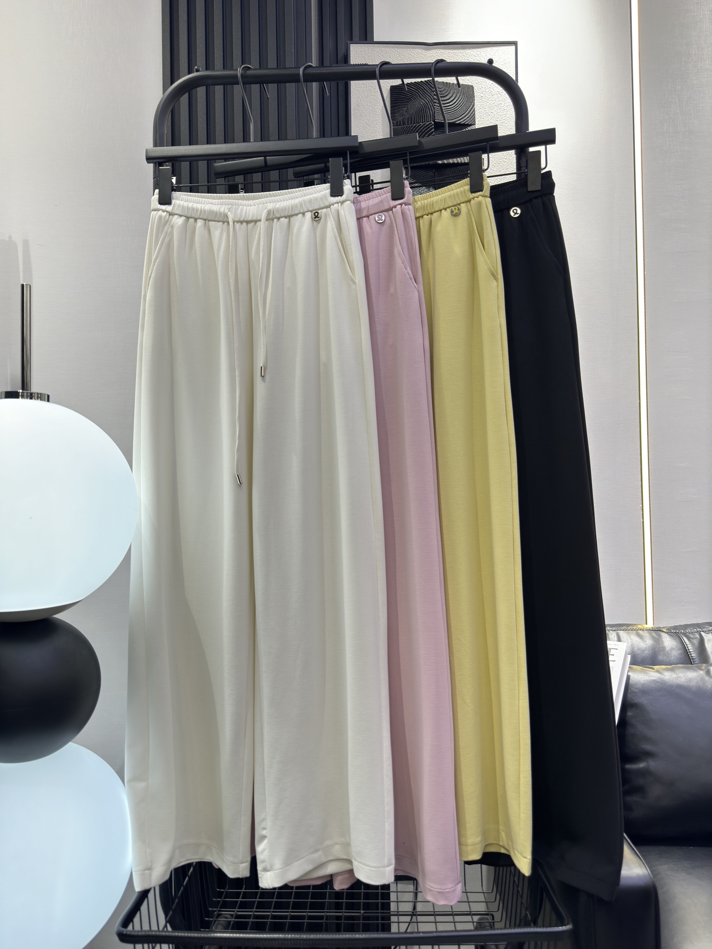 NO:422042,QOY-New left-side logo fashionable copper-ammonia straight-leg pants, soft and comfortable fabric, very good drape, who wears the upper body, who looks slim very versatile 4 colors smlxl,,alexander wang19860909QOY-新款左侧logo时尚铜氨丝直筒裤 面料柔软舒适 垂感非常好 上身谁穿谁显瘦 非常百搭 4色 smlxl,,alexander wang,Women's clothing