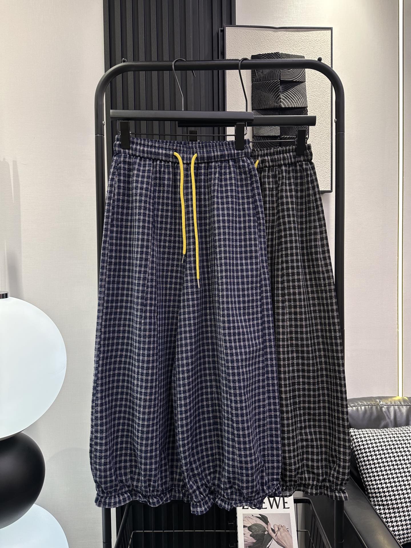 NO:423507,miumiu-New style classic plaid casual harem pants contrasting color strap design ultra-thin fabric, light and comfortable upper body, fashionable and fashionable age-reducing style, two-color smlxl,,miumiu,alexander wang19860909miumiu-新款 经典格子休闲哈伦裤 撞色绑带设计 面料超薄 上身轻薄舒适 时尚洋气减龄款 两色 smlxl,,miumiu,alexander wang,Women's clothing