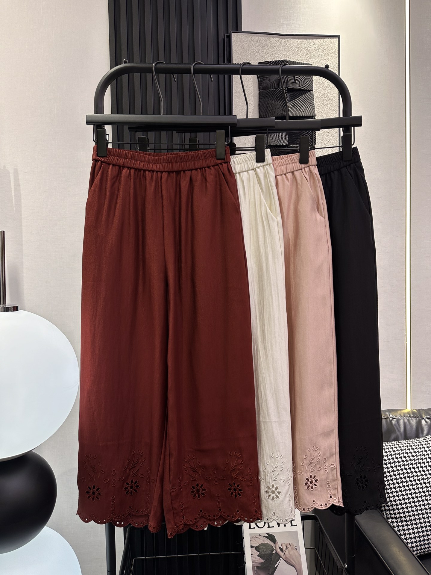 NO:425002,MM6-New style of pants with hollow nine-point straight trousers Customized fabric Light luxury high-end and elegant upper body Comfortable and breathable Recommended four-color smlxl,,masion margiela,alexander wang19860909MM6-新款裤脚镂空九分直筒裤 定制面料 上身轻奢高级优雅 舒适透气 推荐 四色 smlxl,,masion margiela,alexander wang,Women's clothing