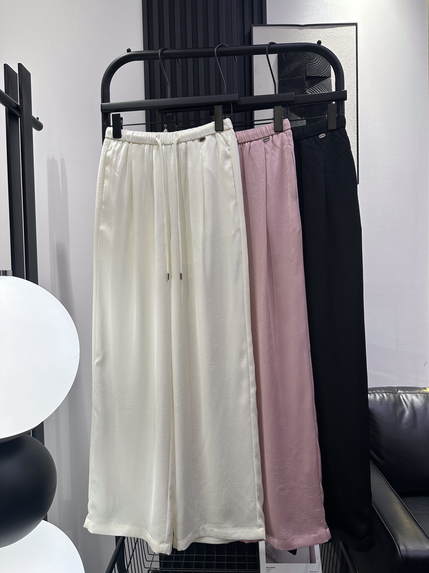 NO:430342,miumiu - New popular style continues ice silk fabric floor pants, small metal brand logo design on the left waist, especially good style, comfortable and cool upper body 3 colors smlxl,,miumiu,alexander wang19860909miumiu-新款爆款延续冰丝面料拖地裤 左腰小金属牌logo设计 版型特别好 上身舒适凉快 3色 smlxl,,miumiu,alexander wang,Women's clothing