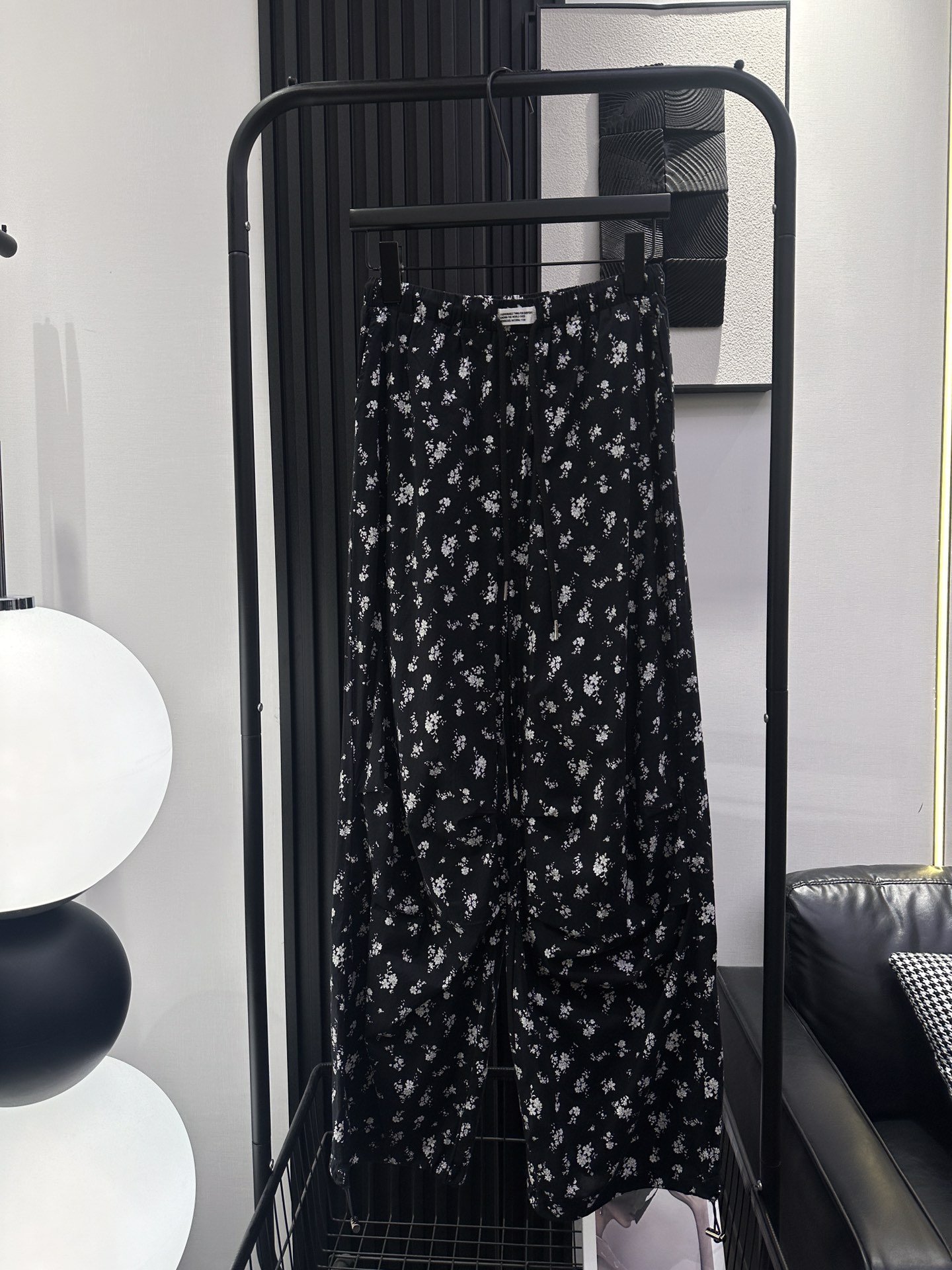 NO:453787,QOY-New cotton fabric floral casual pants, front mid-letter design, good upper body style, super comfortable and thin fabric Recommended Monochrome smlxl,,alexander wang19860909QOY-新款棉布料碎花休闲裤 前中字母标设计 上身版型效果好 面料超舒服薄薄滴 推荐 单色色 smlxl,,alexander wang,Women's clothing
