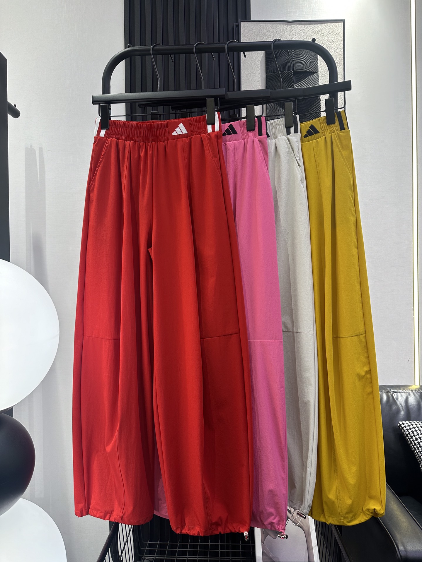 NO:453797,BALENCIAGA New waist logo embroidered casual pants Customized quick-drying sports fabric Adjustable trousers with two-piece legs Mid-high waist paired with short tops Absolutely necessary items in summer Fashion and age-reducing Four-color smlxl,,balenciaga,balenciaga,alexander wang19860909BALENCIAGA 巴黎世家 新款腰logo刺绣拼条休闲裤 定制速干运动面料 裤脚可调节两穿 中高腰搭配小短款上衣 绝绝子 夏日必备单品 时尚减龄 四色 smlxl,,balenciaga,balenciaga,alexander wang,Women's clothing