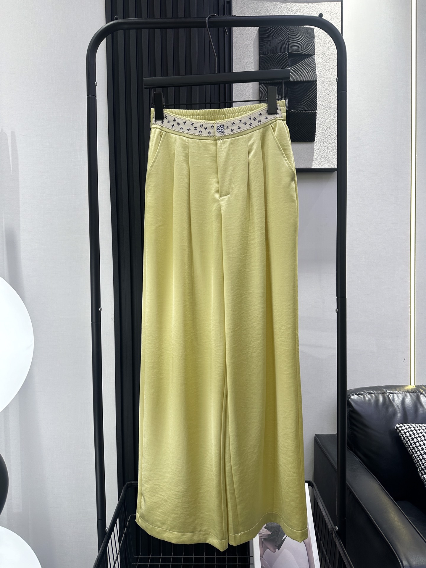 NO:453802,Chanel Xiaoxiang - New front waist contrast wide-leg pants, summer ice silk fabric upper body yyds, super good-looking, versatile and slimming, a must-have artifact for human hands, monochrome smlxl, chanel, alexander wang19860909Chanel 小香-新款前腰撞色阔腿裤 夏季冰丝面料上身yyds 超级好看百搭显瘦 人手必备神器 单色 smlxl,,chanel,alexander wang,Women's clothing