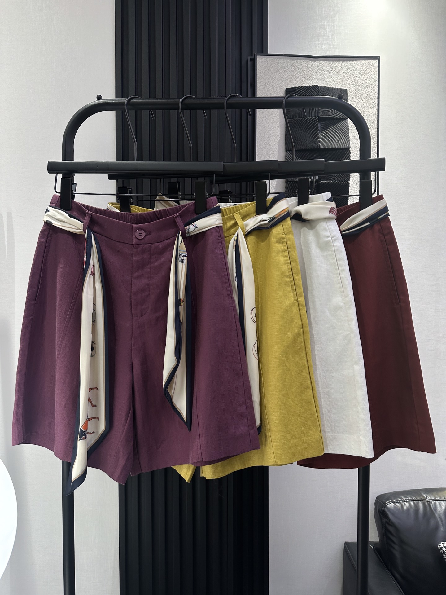 NO:453826,HERMS - New Tennis Line Cropped Pants A-version Pants Scarf Fashionable and fashionable, upscale, slim and versatile, Recommended Four-color smlxl,,hermes,hermes,alexander wang19860909HERMS 爱马仕-新款天丝亚麻五分裤 A版裤型 配丝巾时尚洋气上档次 上身显瘦百搭 推荐 四色 smlxl,,hermes,hermes,alexander wang,Women's clothing