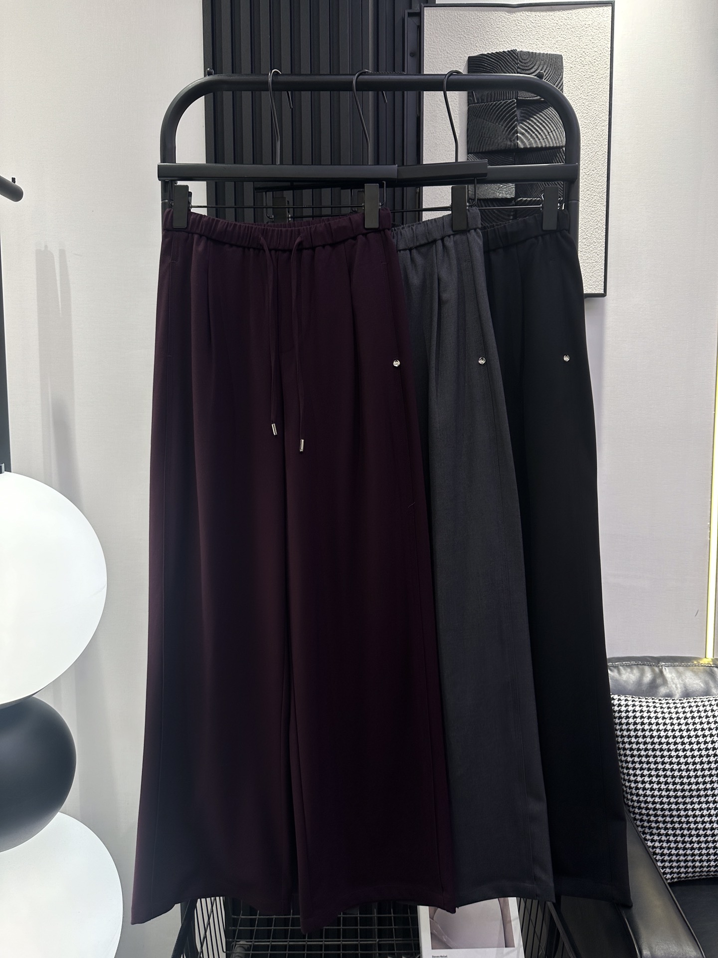 NO:455265,As-New model of small brand wide-leg pants on the left side of the bag. The fabric has a versatile drooping and makes you look slim. Classic minimalist style. Super invincible quality. The style is huge and slimming. Must-have items for purchase. Ten wins and ten make-ups. Recommended three-color smlxl,,alexander wang19860909As-新款左袋边小牌牌阔腿裤 面料垂感十足百搭显瘦 经典极简款 品质超级无敌好 版型巨显瘦 入手必备单品 十拿十补 推荐 三色 smlxl,,alexander wang,Women's clothing