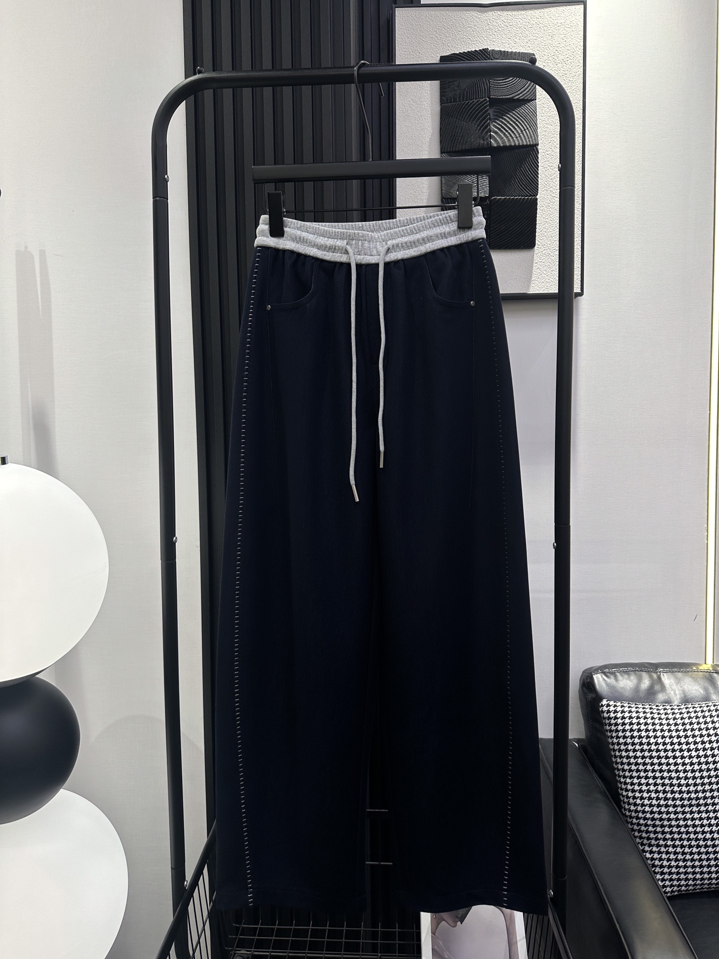 NO:455287,MM6-New Tennis denim trendy banana pants adopt side seams three-dimensional floral design, strong inclusiveness, fashionable upper body, fabric with drape, super quality, versatile, slim and not picky about body wear, super popular monochrome smlxl,,masion margiela,alexander wang19860909MM6-新款天丝牛仔洋气香蕉裤 采用侧缝立体花线设计 包容性强 版型上身时尚洋气 面料自带垂感 品质超赞百搭显瘦不挑身材穿 超爆款 单色 smlxl,,masion margiela,alexander wang,Women's clothing