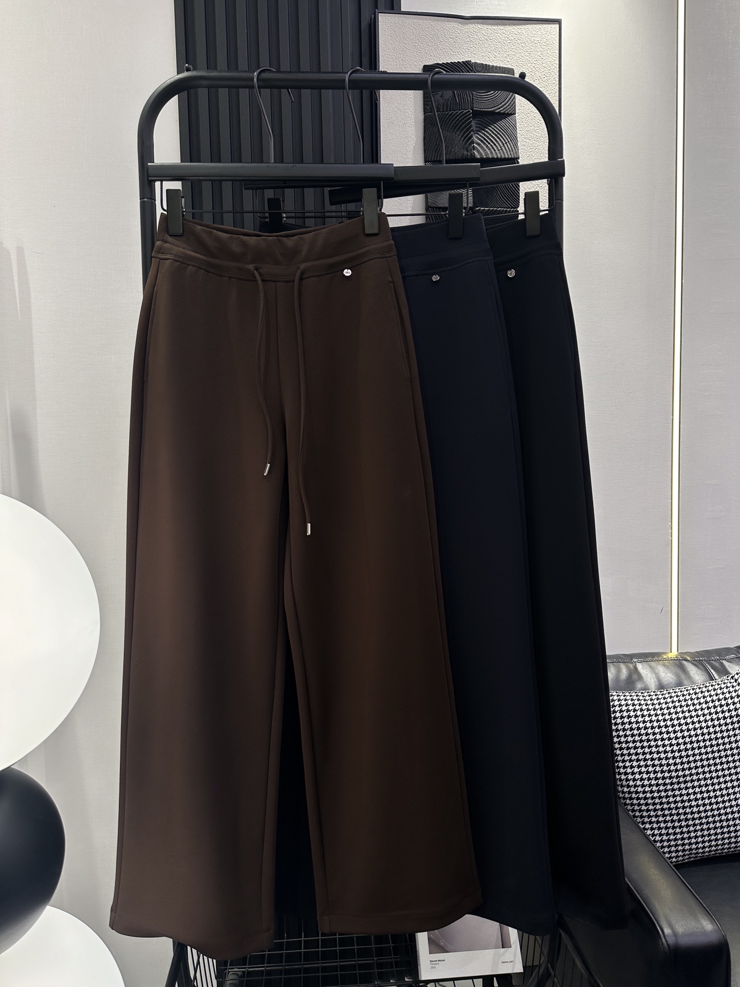 NO:455299,alo-New slimming artifact is coming. The upper left waist is small metal round card design. The drooping feels very good and not easy to wrinkle and easy to handle. The high waist design lengthens the leg proportions. Three-color smlxl,,alexander wang19860909alo-新款显瘦神器来袭 左上腰金属小圆牌设计 垂感十足不易皱好打理 高腰设计拉长腿部比例 三色 smlxl,,alexander wang,Women's clothing
