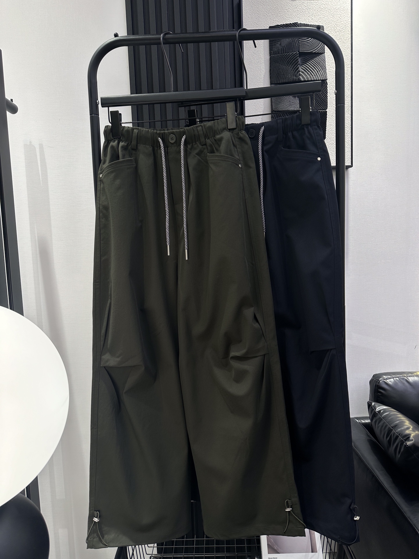 NO:455980,AS-New contrasting color strap casual pants, simple and fashionable style, knee pleated design, super slim upper body, comfortable, soft and anti-wrinkle, and the details are very good. Two-color smlxl,,alexander wang19860909AS-新款撞色花纹绑带休闲裤 简约洋气版型 膝盖褶皱设计 上身超显瘦 棉料舒适柔软抗皱 细节都做的非常好 两色 smlxl,,alexander wang,Women's clothing