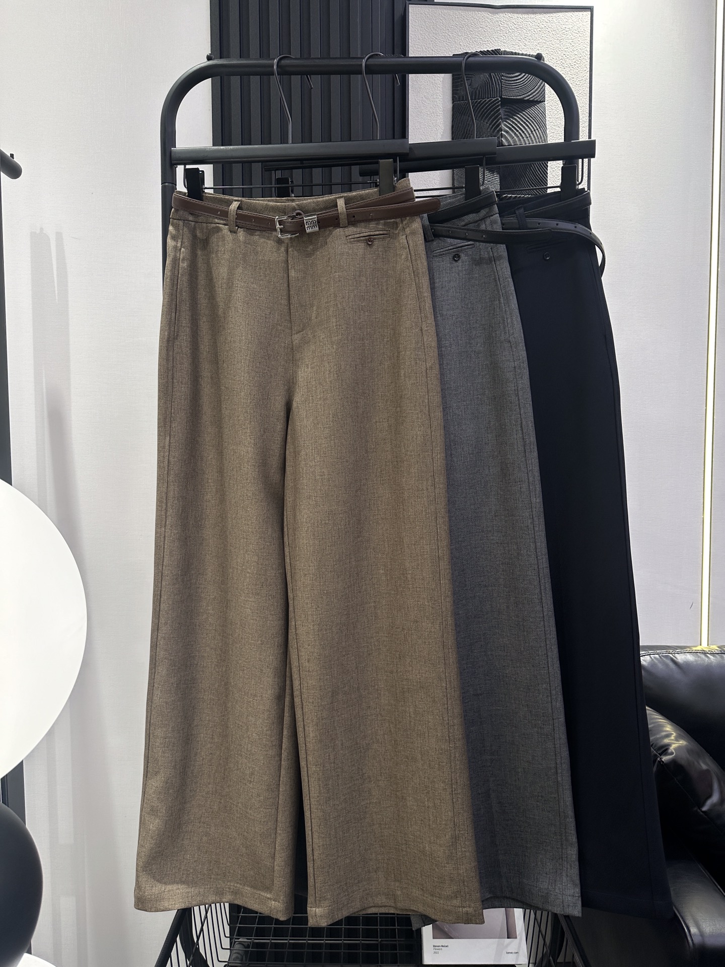 NO:455960,Miumiu - New high-waist belt wide-leg pants, minimalist and big-name style, super positive style, with a drooping and fashionable style, good texture, very slimming style, recommended three-color smlxl,,miumiu,alexander wang19860909miumiu-新款高腰皮带阔腿裤 极简大牌范 版型超正 自带垂感时尚气质款 质感好 非常显瘦的一款 推荐入 三色 smlxl,,miumiu,alexander wang,Women's clothing