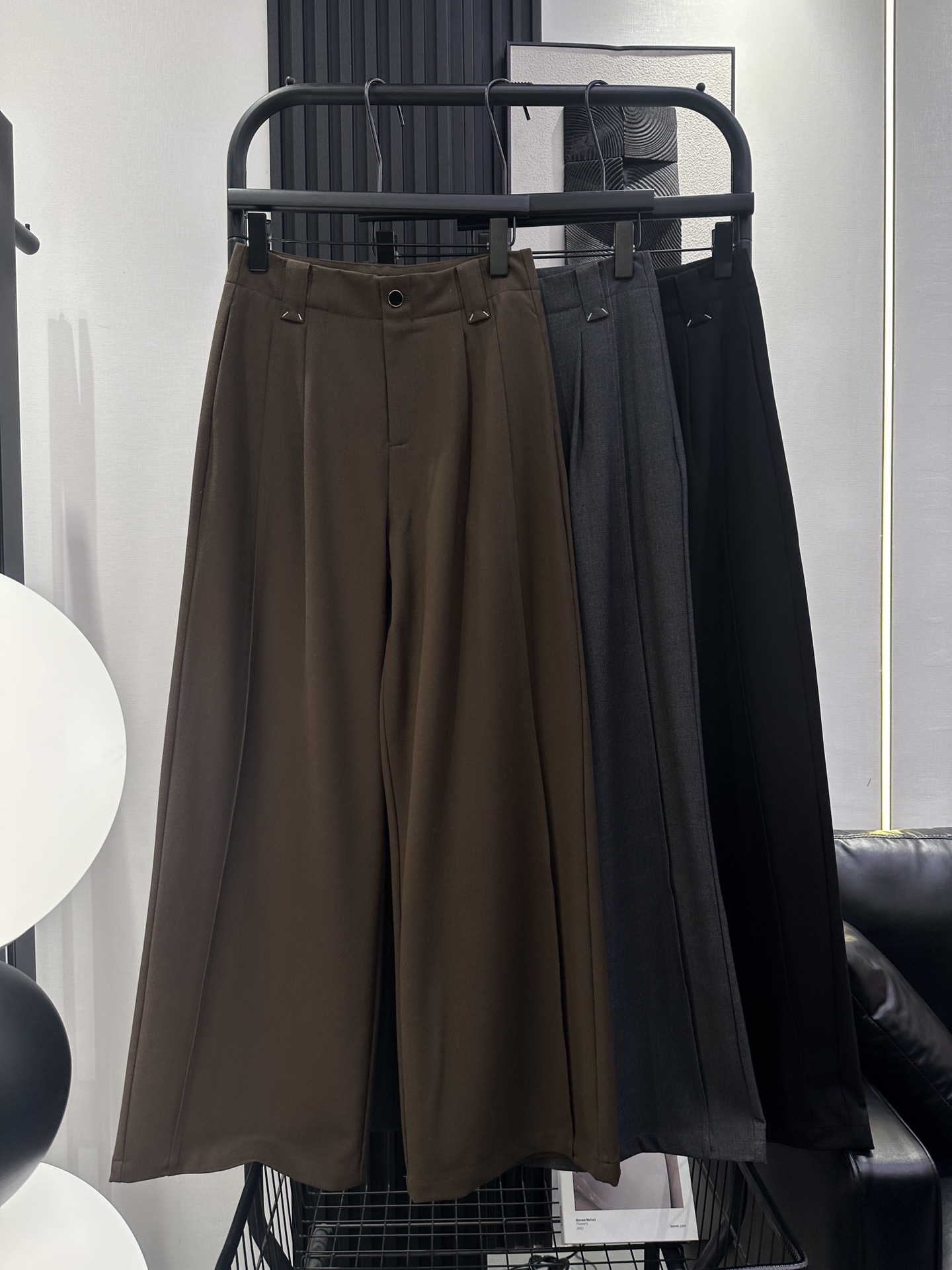 NO:455950,MM6-New wide-eared high-end wide-leg pants, composite wool, quality and drooping, can be women and casual, the upper body style is very slim Recommended three-color smlxl,,masion margiela,alexander wang19860909MM6-新款宽耳仔高级阔腿裤 复合羊毛 品质垂感都非常棒 可女人可休闲 上身版型非常显瘦 推荐 三色 smlxl,,masion margiela,alexander wang,Women's clothing