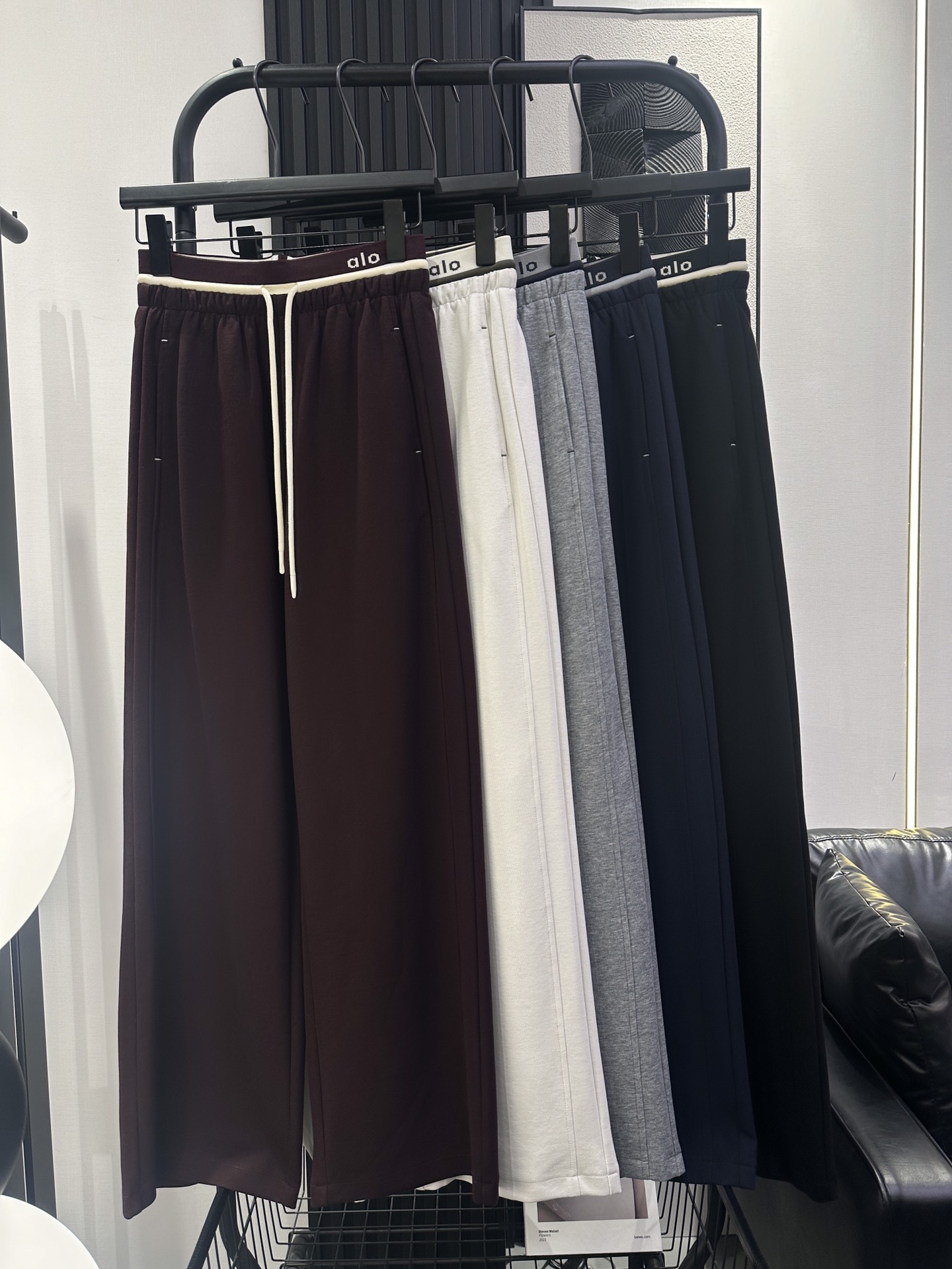 NO:456537,alo-Autumn style thin threaded LOGO elastic high waist casual pants. The side is designed with bright wire to modify the leg shape. The color combination is also very good. Five-color smlxl,,alexander wang19860909alo-秋款薄料螺纹LOGO松紧高腰休闲裤 侧边采用衔接明线设计 做到修饰腿型 颜色搭配也是非常好看 五色 smlxl,,alexander wang,Women's clothing