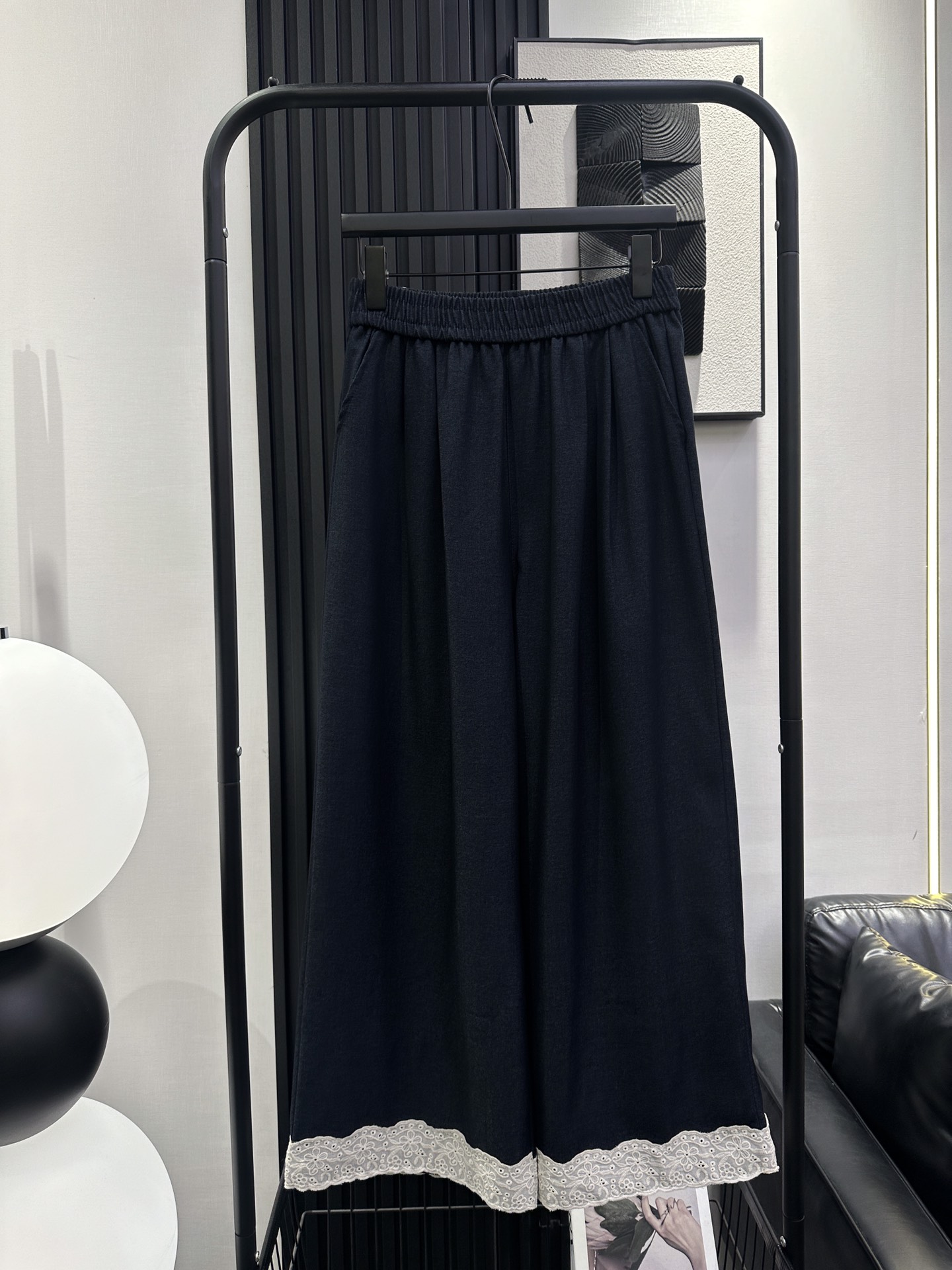 NO:457323,Miumiu - New French sweet lace spliced ​​nine-point wide-leg pants in early autumn. The upper body is breathable and exquisite and beautiful. Super inclusive. It is versatile and not picky. Recommended. Monochrome smlxl,,miumiu,alexander wang19860909miumiu-早秋新款法式甜美蕾丝拼接九分阔腿裤 上身透气精致又好看 包容性超强 百搭不挑人 推荐 单色 smlxl,,miumiu,alexander wang,Women's clothing