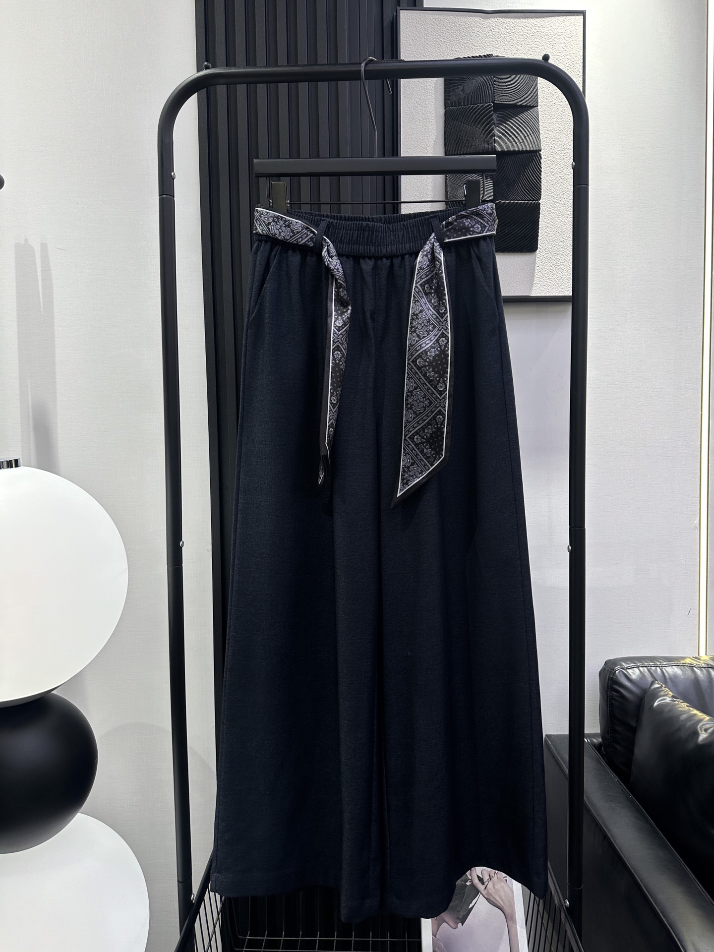 NO:457329,DIOR - New early autumn elastic high-waist scarf streamer wide-leg pants Comfortable fabric and simple design Full of slack feeling on the upper body Comfortable and unrestrained Easy and soft and texture Single color smlxl,,dior,dior,alexander wang19860909DIOR 迪奥-早秋新款松紧高腰丝巾飘带阔腿裤 舒适的面料与简约设计 上身满满松弛感 舒适无束缚 轻易柔软还有质感 单色 smlxl,,dior,dior,alexander wang,Women's clothing