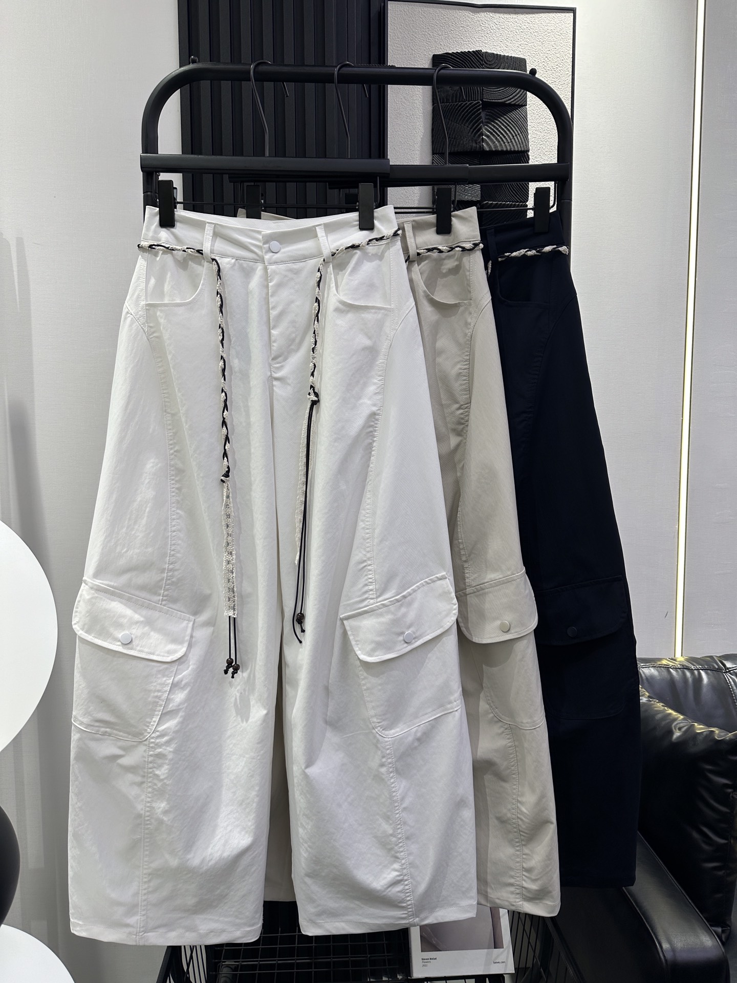 NO:457335,BALENCIAGA - New early autumn style cool style multi-pocket American work pants Handmade beaded belt slightly loose, the upper body looks very nice, full of lazy feeling, fashionable and fashionable, three-color smlxl,,balenciaga,balenciaga,alexander wang19860909BALENCIAGA 巴黎世家-早秋新款 酷飒风多口袋美式工装裤 手工串珠腰带 版型微宽松 上身非常好看 慵懒感满满 时尚又洋气 三色 smlxl,,balenciaga,balenciaga,alexander wang,Women's clothing
