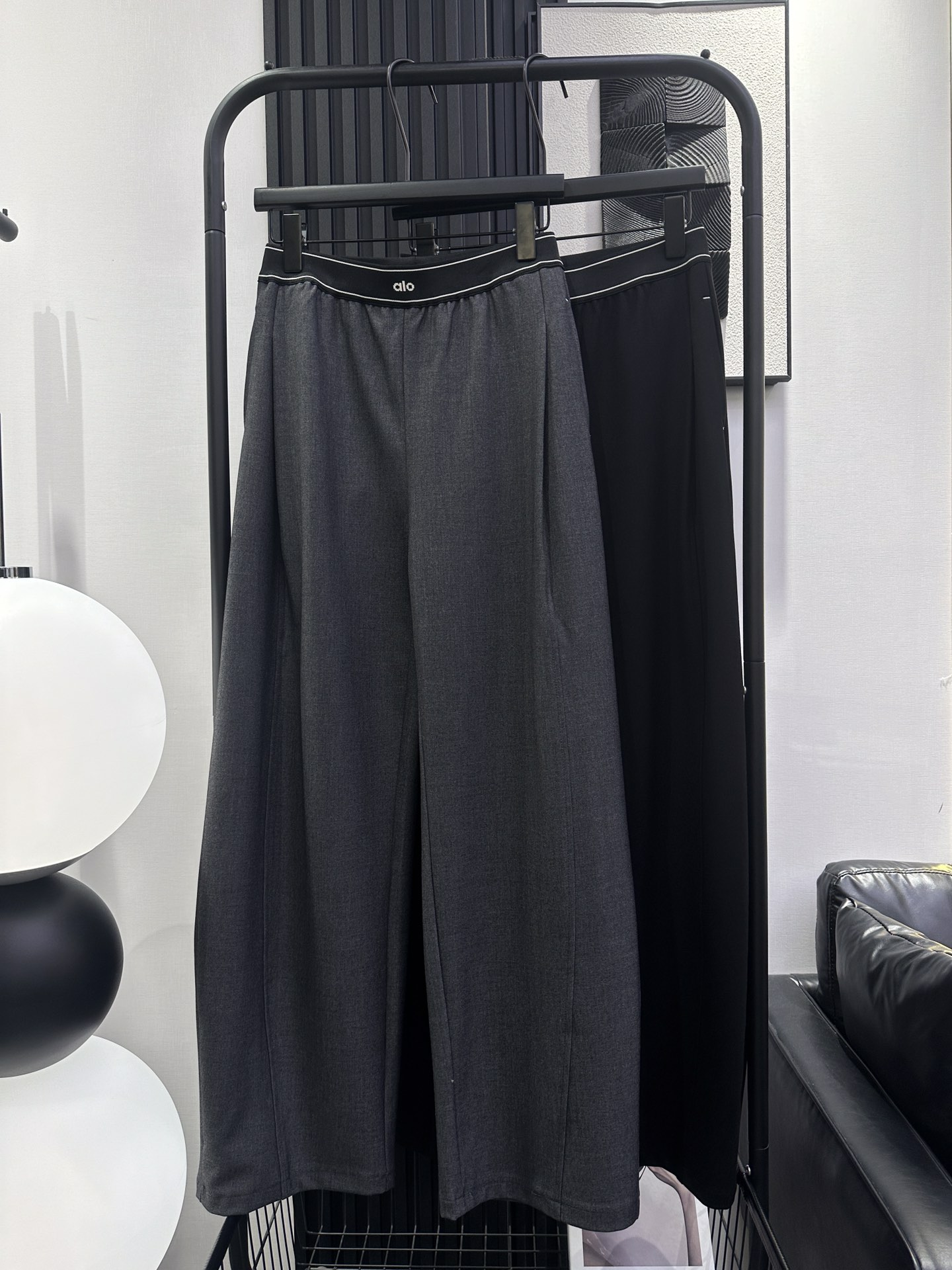 NO:457771,alo-New style of early autumn high-waist contrasting color spliced ​​banana pants with waist LOGO design, embroidered with embroidery at the back of waist, unrestrained feeling on the upper body, especially slimming, closed eyes, two colors smlxl,,alexander wang19860909alo-早秋新款高腰撞色拼接香蕉裤 腰中LOGO设计 腰后中采用刺绣点缀 上身无束缚感 特别显瘦 闭眼入 两色 smlxl,,alexander wang,Women's clothing