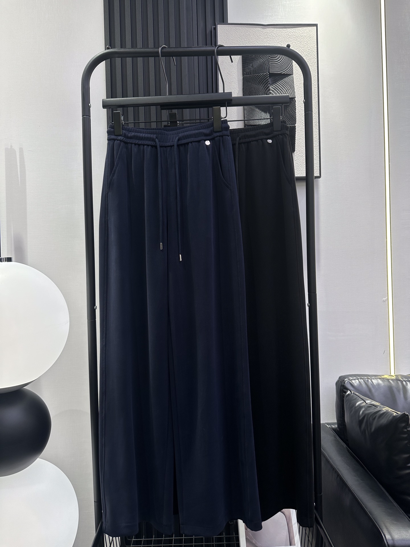 NO:457766,AS-New early autumn style, customized metal small brand copper ammonia wide-leg pants with left waist, the fabric has a very good drooping feeling, soft and comfortable, excellent quality, fashionable, simple and versatile, two colors smlxl7,,alexander wang19860909AS-早秋新款 左腰定制金属小牌牌铜氨丝阔腿裤 面料垂感非常好 柔软舒适 品质超赞 时尚简约百搭 两色 smlxl7,,alexander wang,Women's clothing