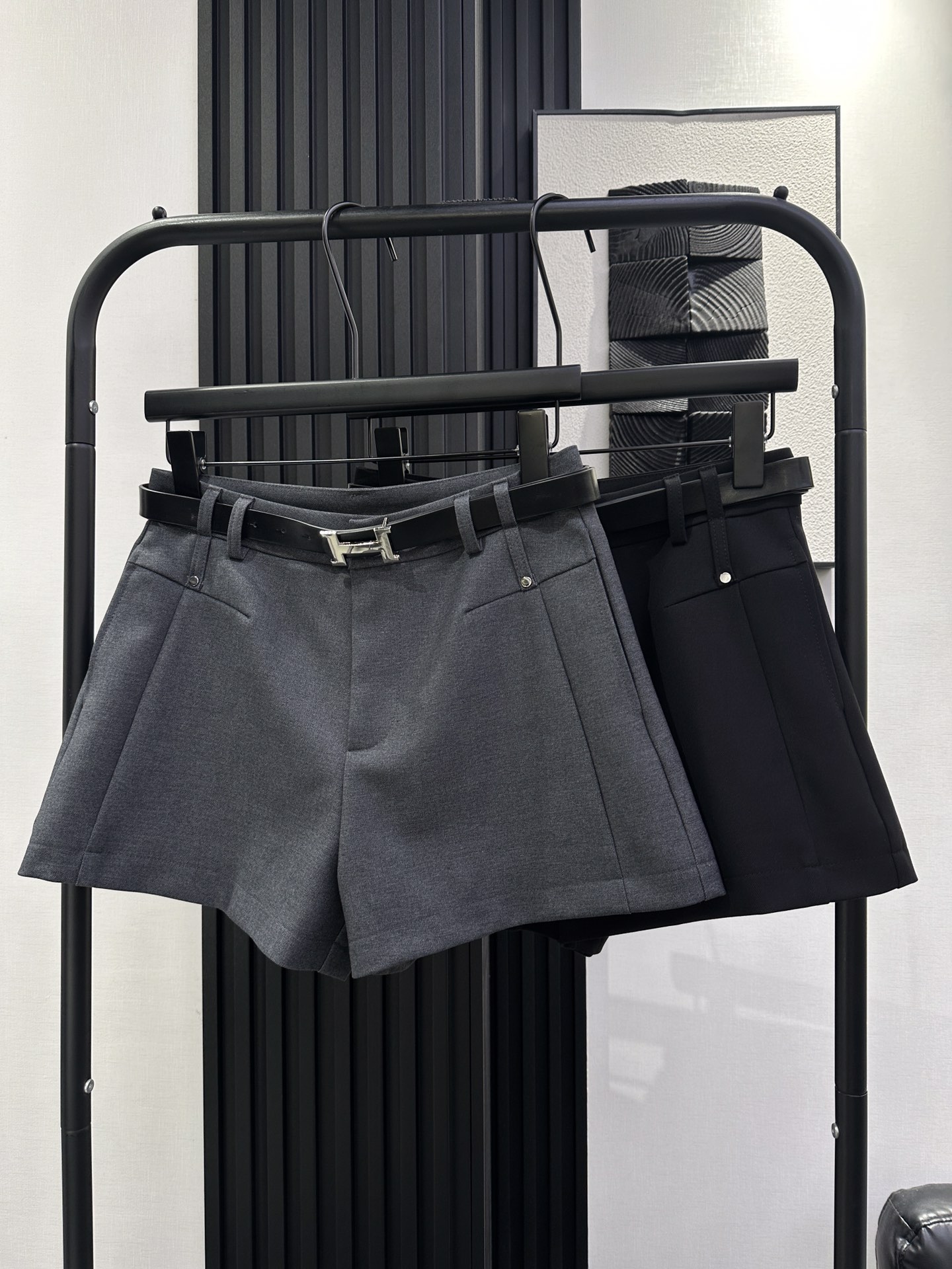 NO:459225,HERMS - New high-waisted A-line belt shorts, small ones, can also control the upper body, exquisite and beautiful, slim and versatile. Recommended two-color smlxl,,hermes,hermes,shorts,alexander wang19860909HERMS 爱马仕-新款高腰A字皮带短裤 小个子也能驾驭 上身精致好看 显瘦百搭 推荐 两色 smlxl,,hermes,hermes,shorts,alexander wang,Women's clothing