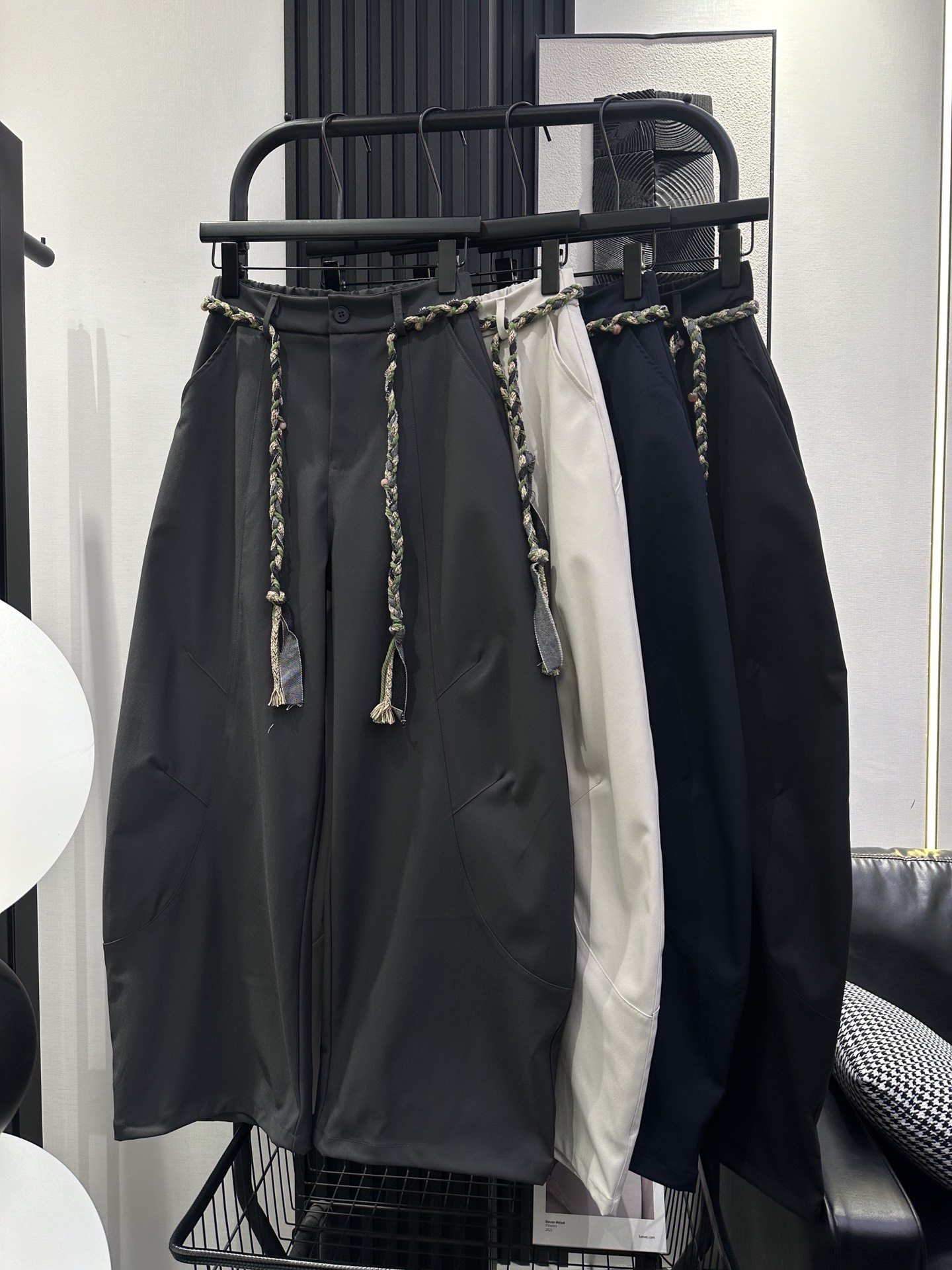 NO:459217,BALENCIAGA - New green rope twisted braided belt balloon pants, fashionable and versatile and slim style, the upper body effect is very good, versatile and not picky in the legs, the absolute four-color smlxl,,balenciaga,balenciaga,alexander wang19860909BALENCIAGA 巴黎世家-新款绿绳麻花编织腰带气球裤 洋气百搭显瘦款 上身效果特别棒 百搭不挑腿型 绝绝子 四色 smlxl,,balenciaga,balenciaga,alexander wang,Women's clothing