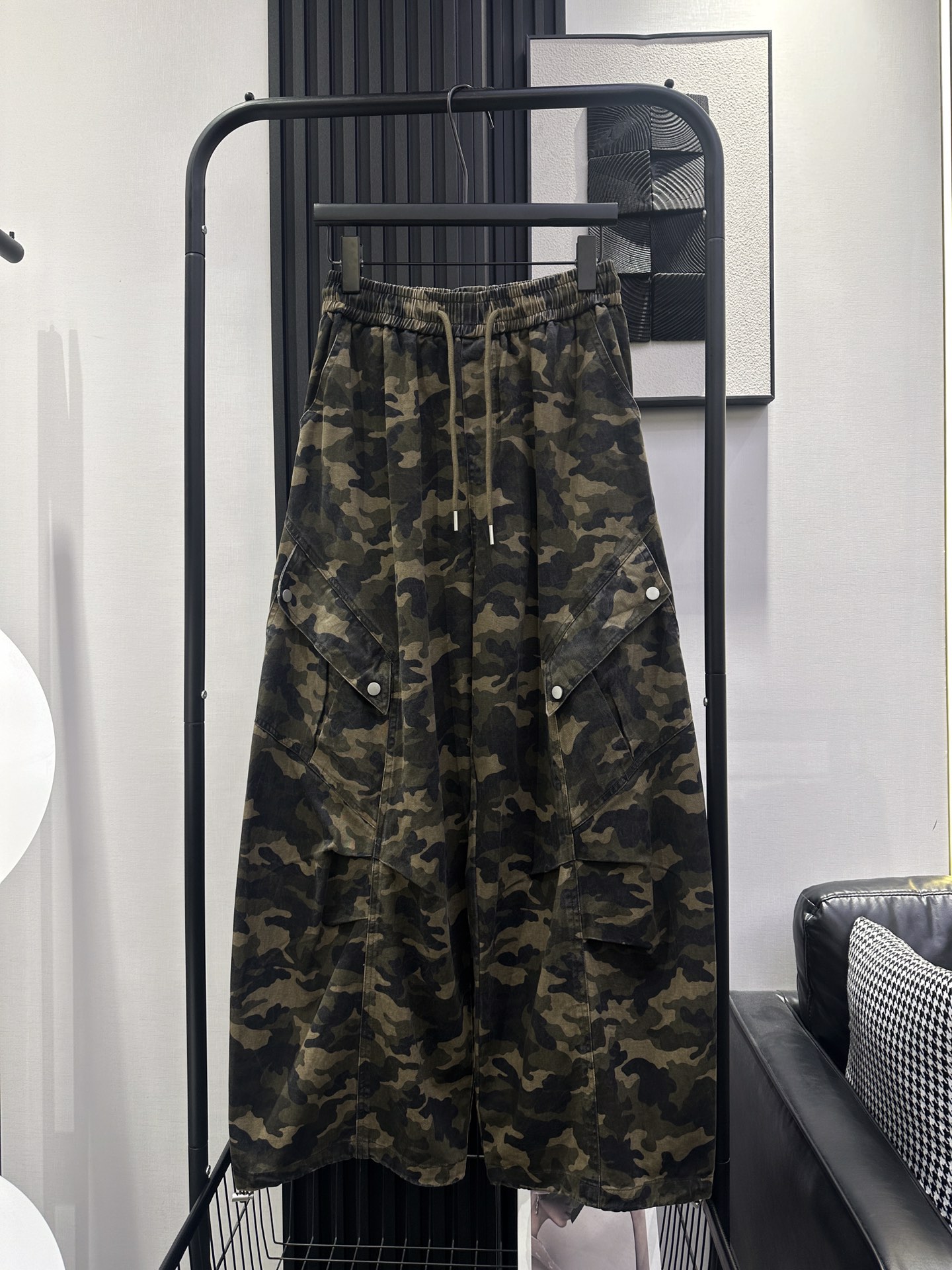 NO:460716,BALENCIAGA - New American retro camouflage scimitar pants, loose style, cool style, fashionable and versatile, slim style, super good upper body effect, not picky legs, absolutely stunning monochrome smlxl,,balenciaga,balenciaga,alexander wang19860909BALENCIAGA 巴黎世家-新款美式复古迷彩弯刀裤 宽松版型 酷飒风洋气百搭显瘦款 上身效果超好看 不挑腿型 绝绝子 单色 smlxl,,balenciaga,balenciaga,alexander wang,Women's clothing