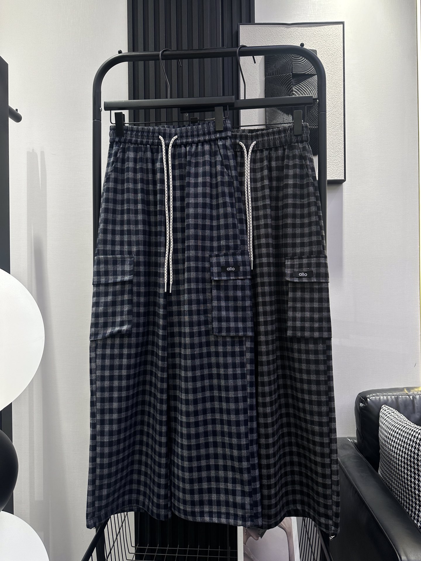 NO:460670,alo-New classic small plaid casual pants, soft and delicate fabric, trouser legs with drawstrings, comfortable and versatile small plaid, bag cover LOGO design, full of lazy upper body, two colors smlxl,,alexander wang19860909alo-新款经典小格子休闲裤 面料柔软细腻 裤脚带抽绳可两穿 舒适百搭的小格子 袋盖LOGO设计 上身慵懒感满满 两色 smlxl,,alexander wang,Women's clothing