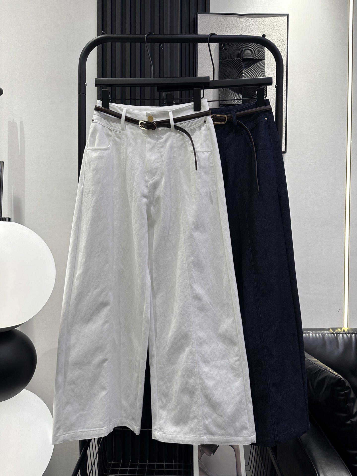 NO:462225,MM6-New style Washed Tennis Denim wide-leg pants with thin leather belt, positive style, good color, comfortable and versatile upper body, recommended two colors smlxl,,masion margiela,alexander wang19860909MM6-新款 水洗天丝牛仔阔腿裤 搭配细皮腰带 版型正 颜色也好看 上身舒适又百搭显瘦 推荐 两色 smlxl,,masion margiela,alexander wang,Women's clothing