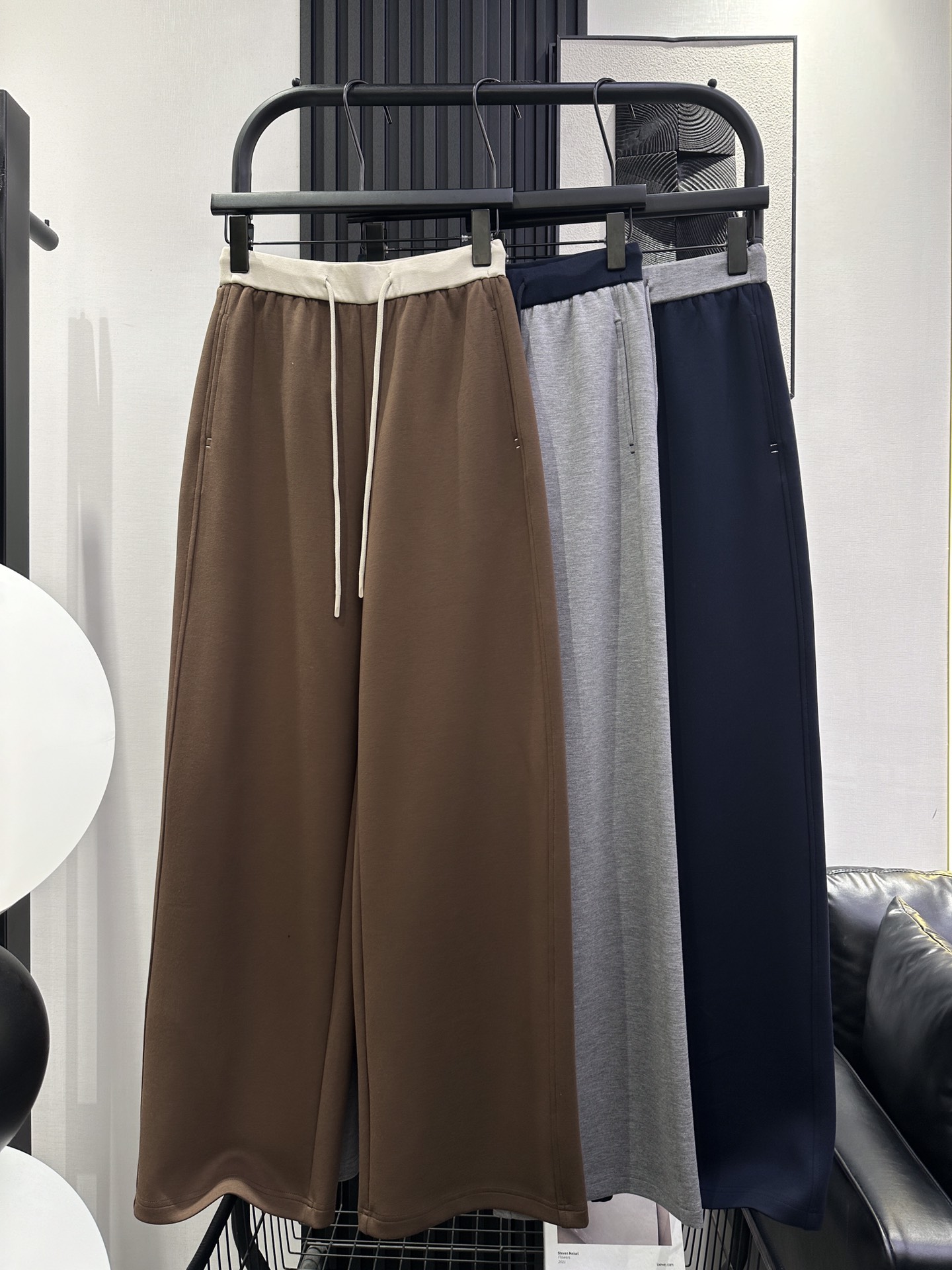 NO:464584,MM6-New versatile contrast drawstring wide-leg pants, cashmere high-quality fabric, soft and delicate upper body, super comfortable, with a little drooping, slim and fashionable, closed eyes, three-color smlxl,,masion margiela,alexander wang19860909MM6-新款百搭撞色抽绳阔腿裤 羊绒高品质面料 柔软细腻上身超舒服 带点垂感 显瘦洋气 闭眼入 三色 smlxl,,masion margiela,alexander wang,Women's clothing
