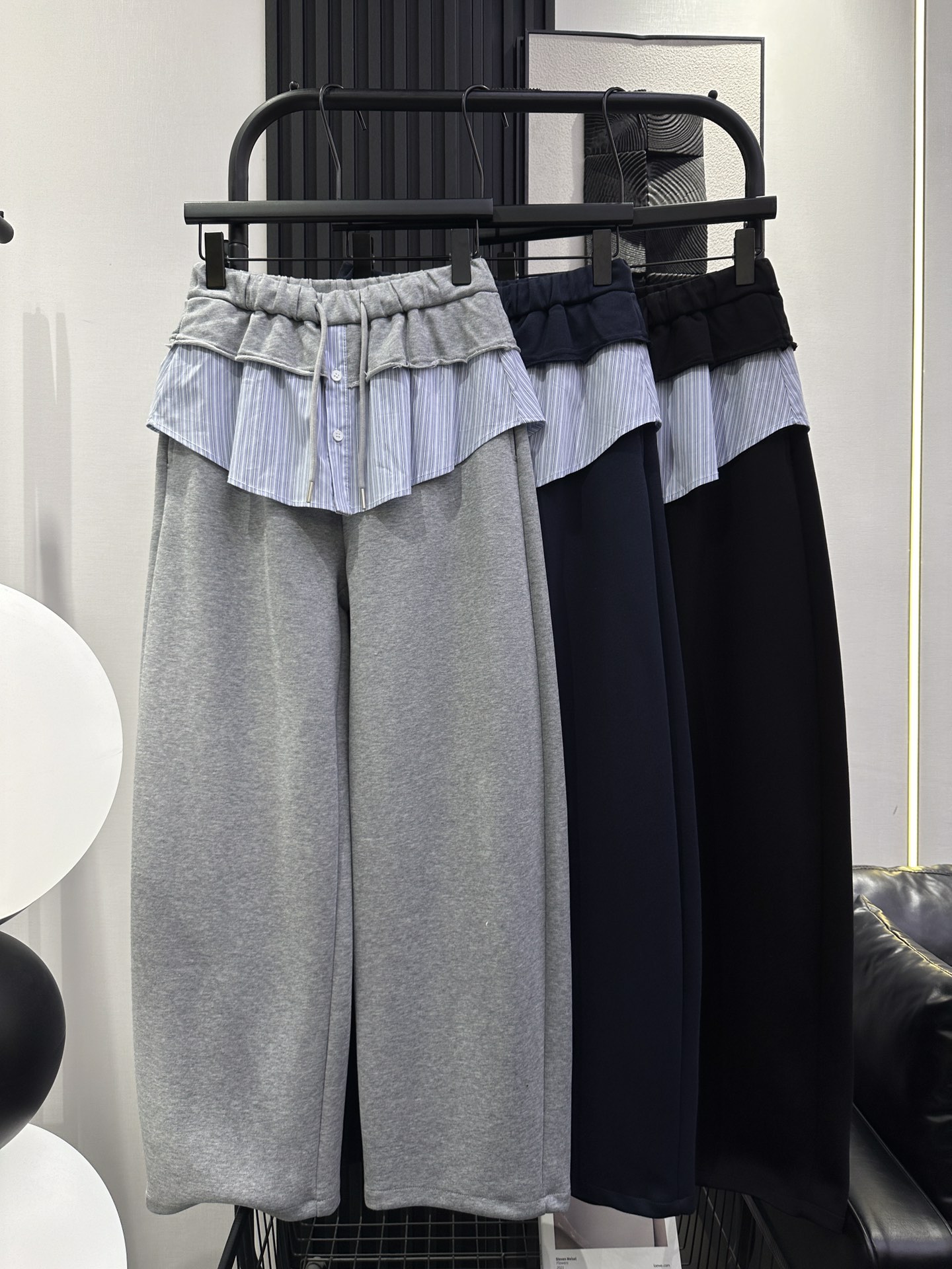 NO:464596,miumiu - New fake two-piece design lotus-edged buttock curtain straight-leg pants, high-waist drawstring design, soft and comfortable fabric, not grinding, the upper body is very fashionable and slim, recommended three-color smlxl,,miumiu,alexander wang19860909miumiu-新款假两件设计荷花边屁帘直筒裤 高腰抽绳设计 面料柔软舒适不磨人 上身非常洋气显瘦 推荐推荐 三色 smlxl,,miumiu,alexander wang,Women's clothing